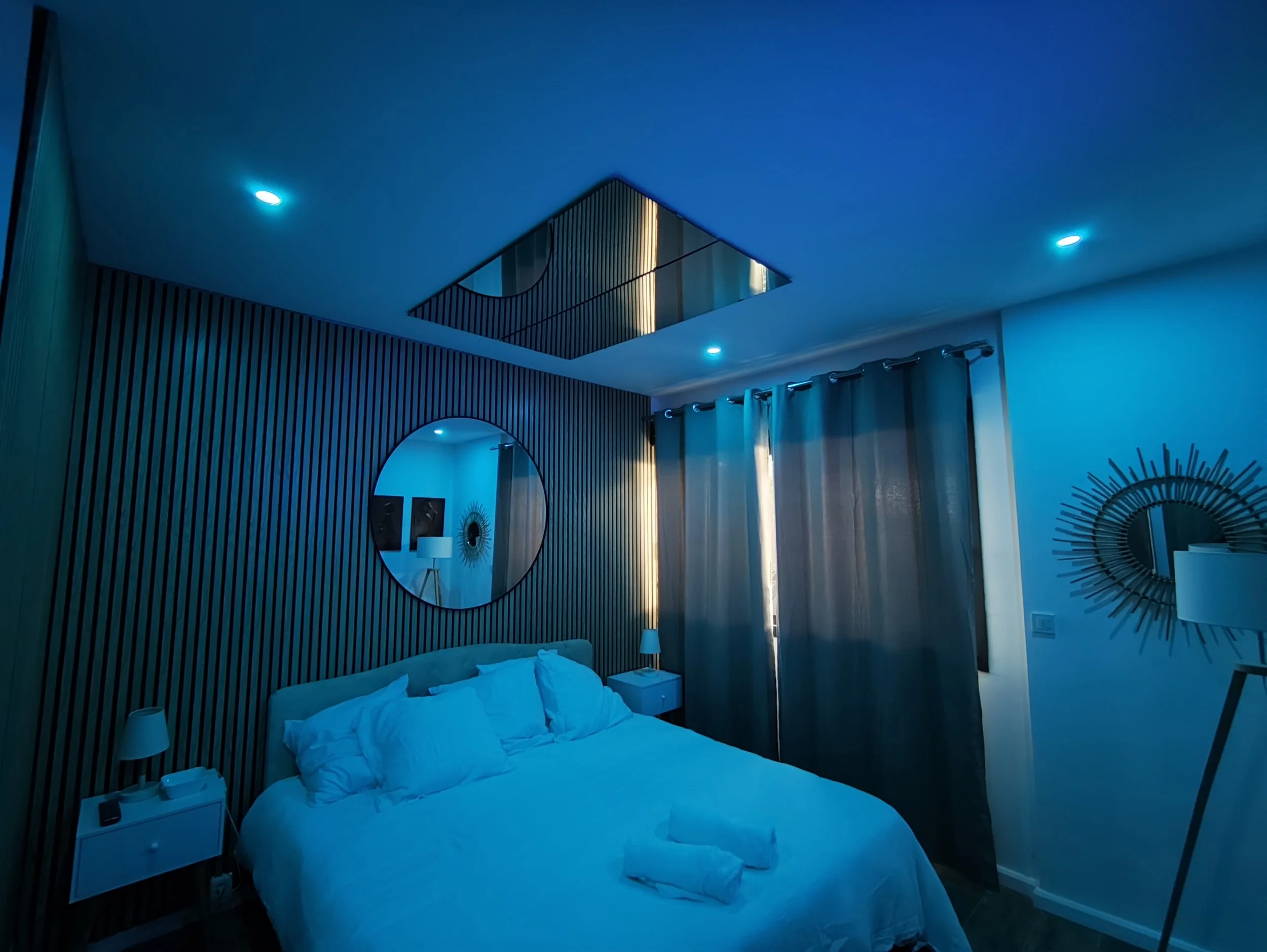 Chambre romantique king size de la Villa Donuts love room près de Toulouse