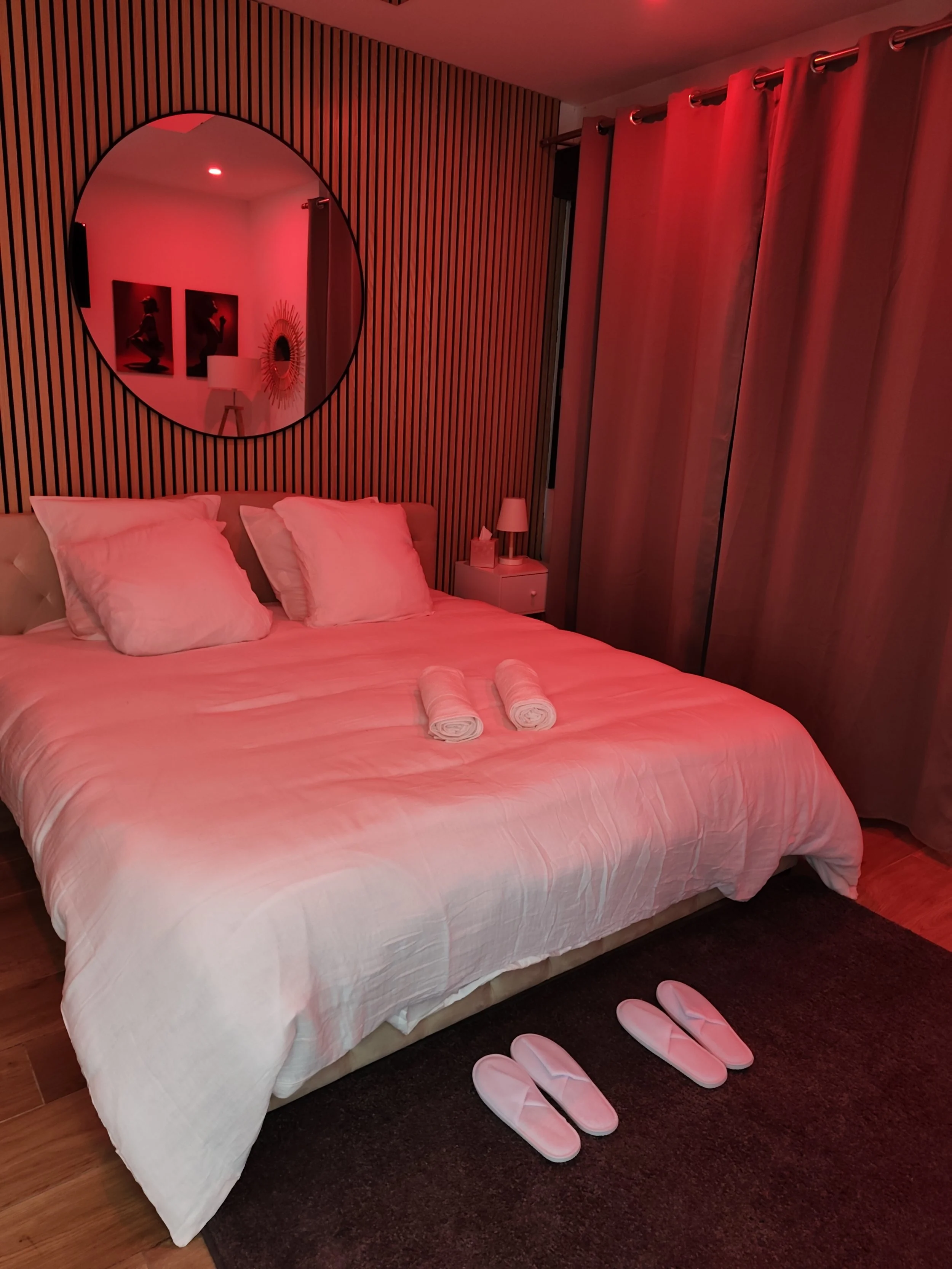 Chambre love room avec lumière tamisée et décoration sensuelle près de Toulouse