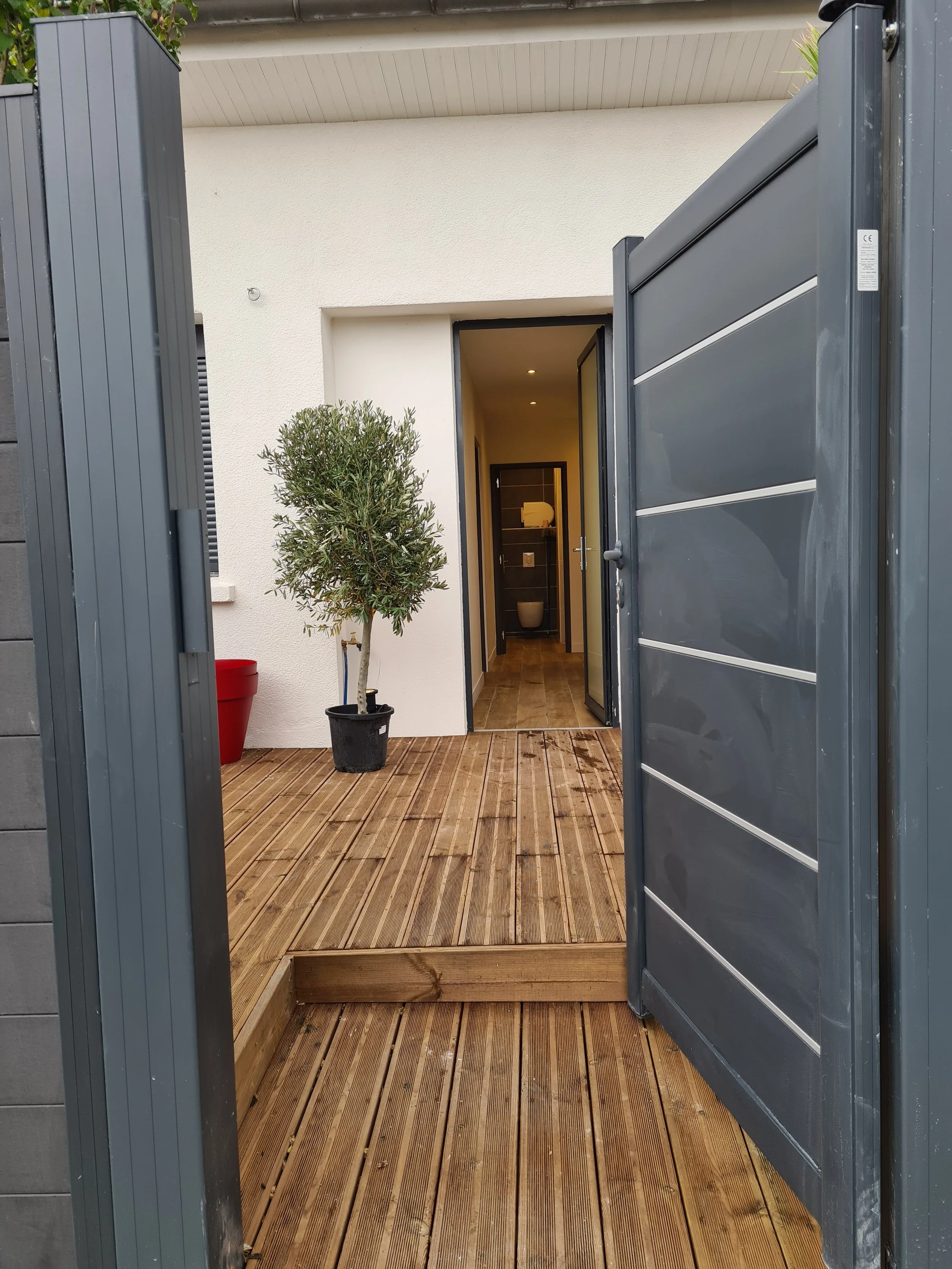 Entrée privée de la Villa Donuts à Mons, love room discrète près de Toulouse.