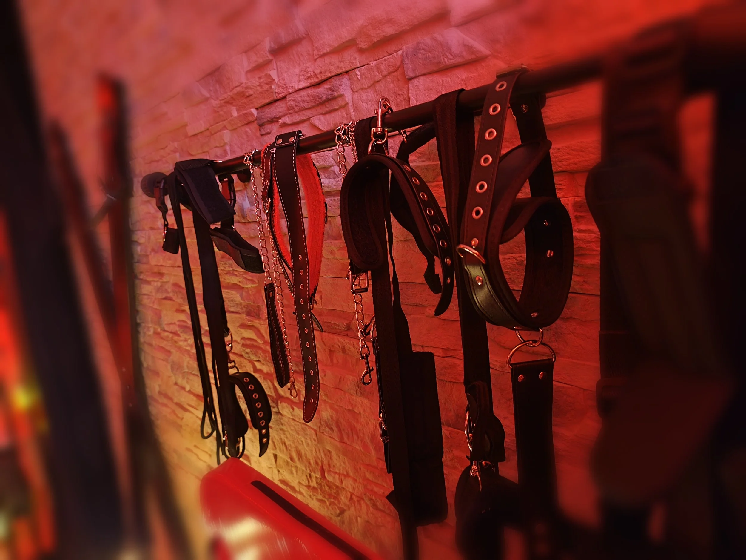 Suite romantique avec accessoires élégants dans la Villa Donuts love room près de Toulouse