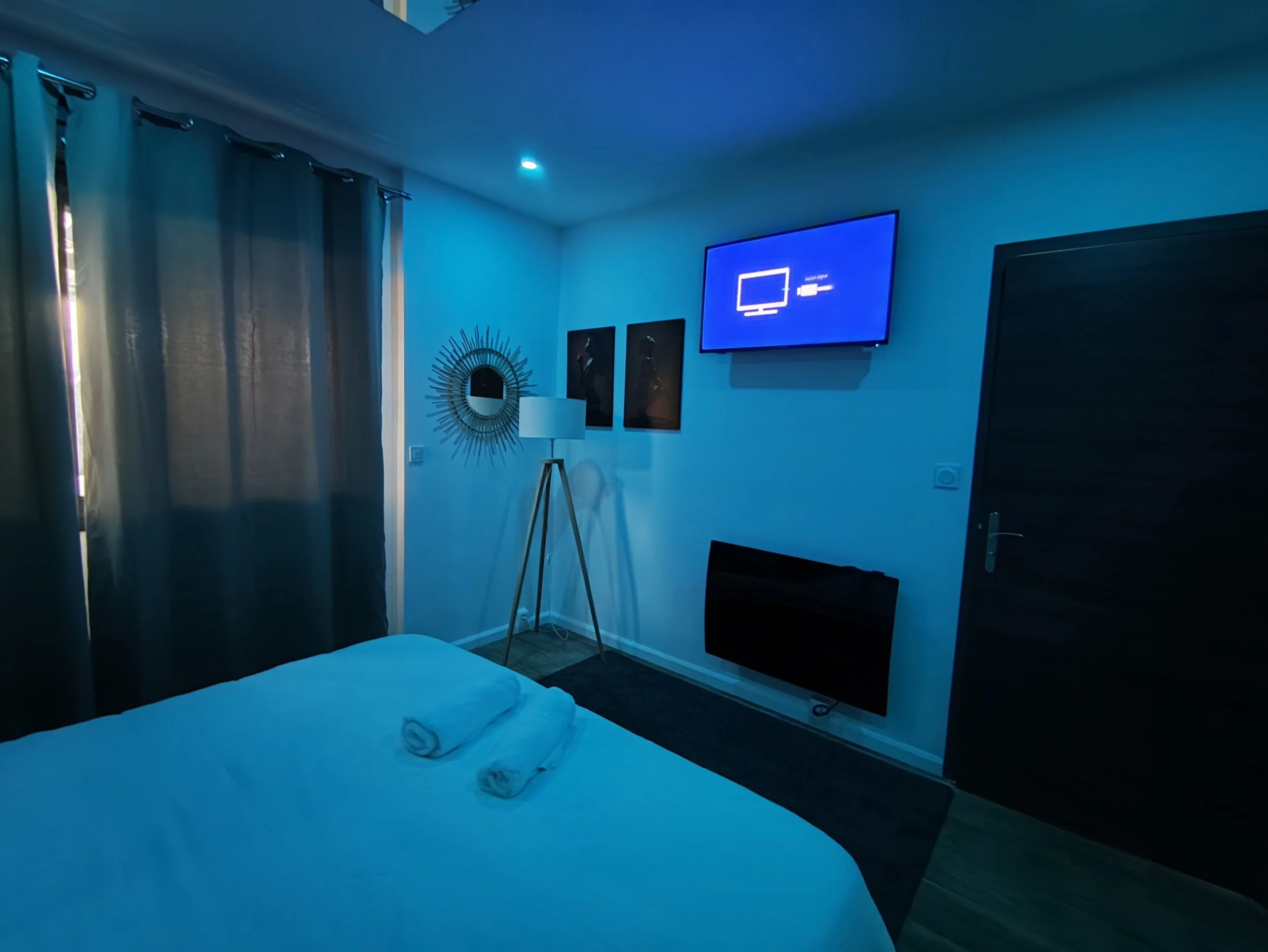 Grand lit king size dans une love room romantique à Mons près de Toulouse