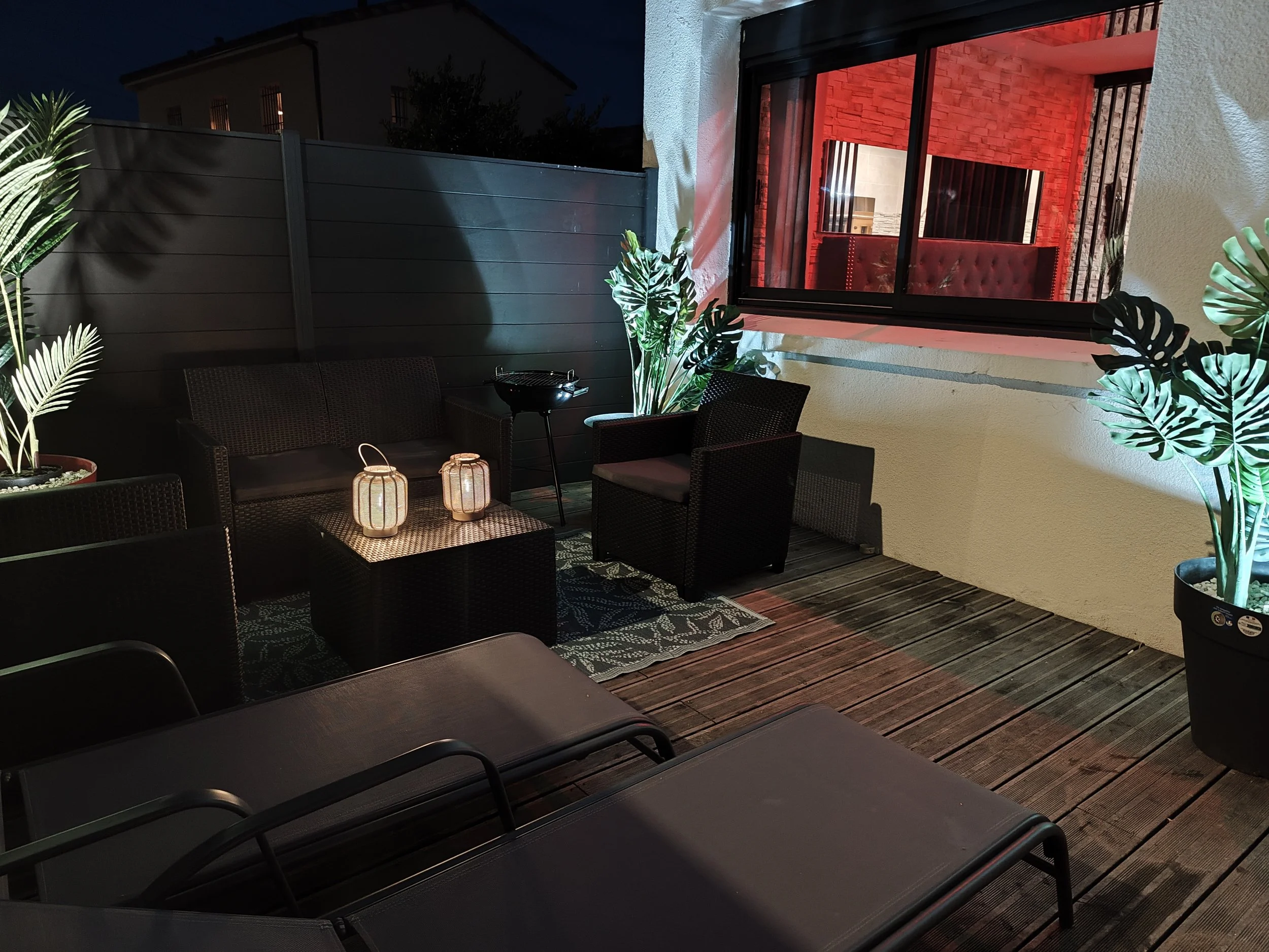 Terrasse romantique avec ambiance intime dans la love room Villa Donuts à Mons près de Toulouse