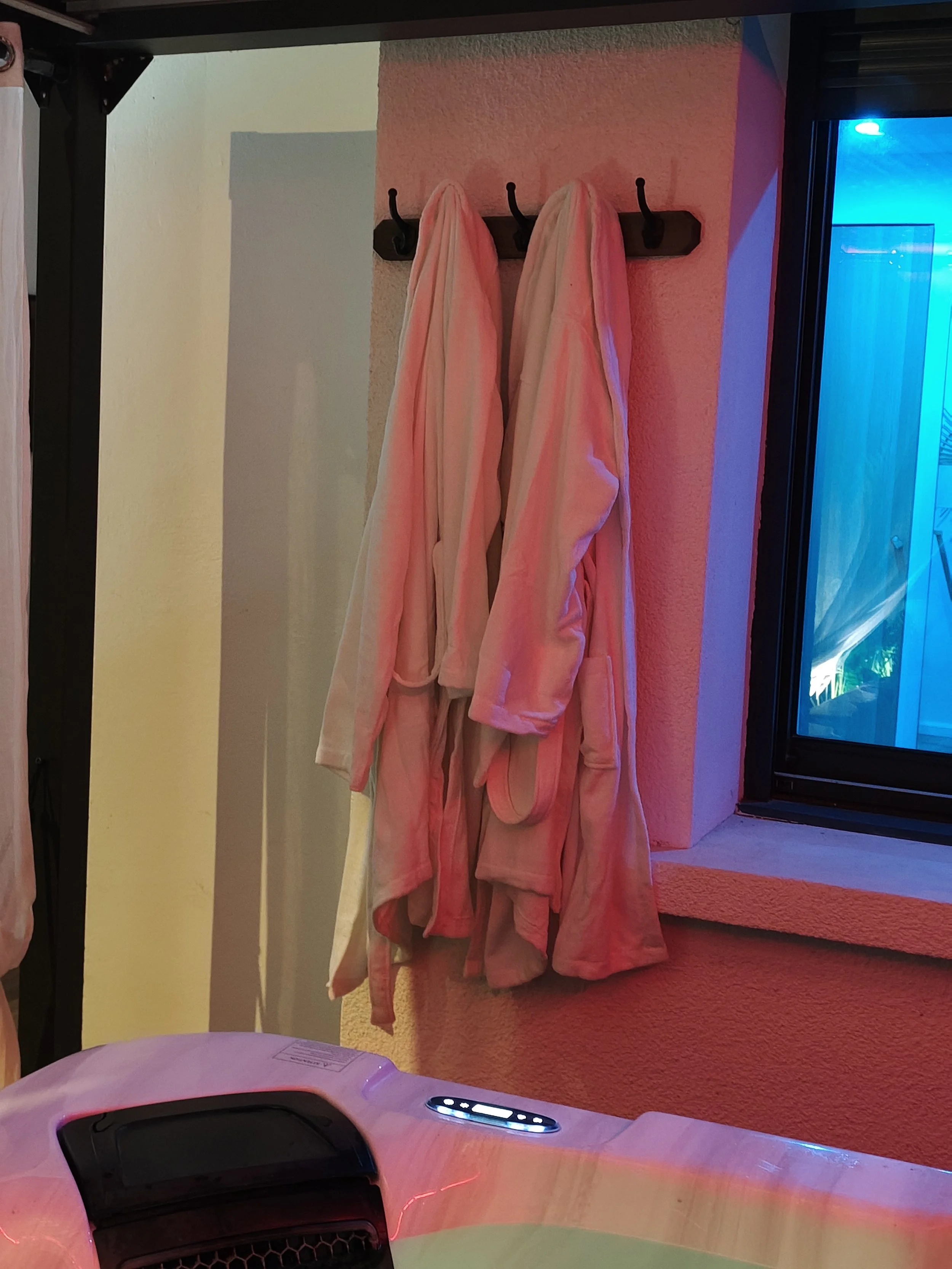 Peignoirs mis à disposition près du jacuzzi de la Villa Donuts love room à Mons.