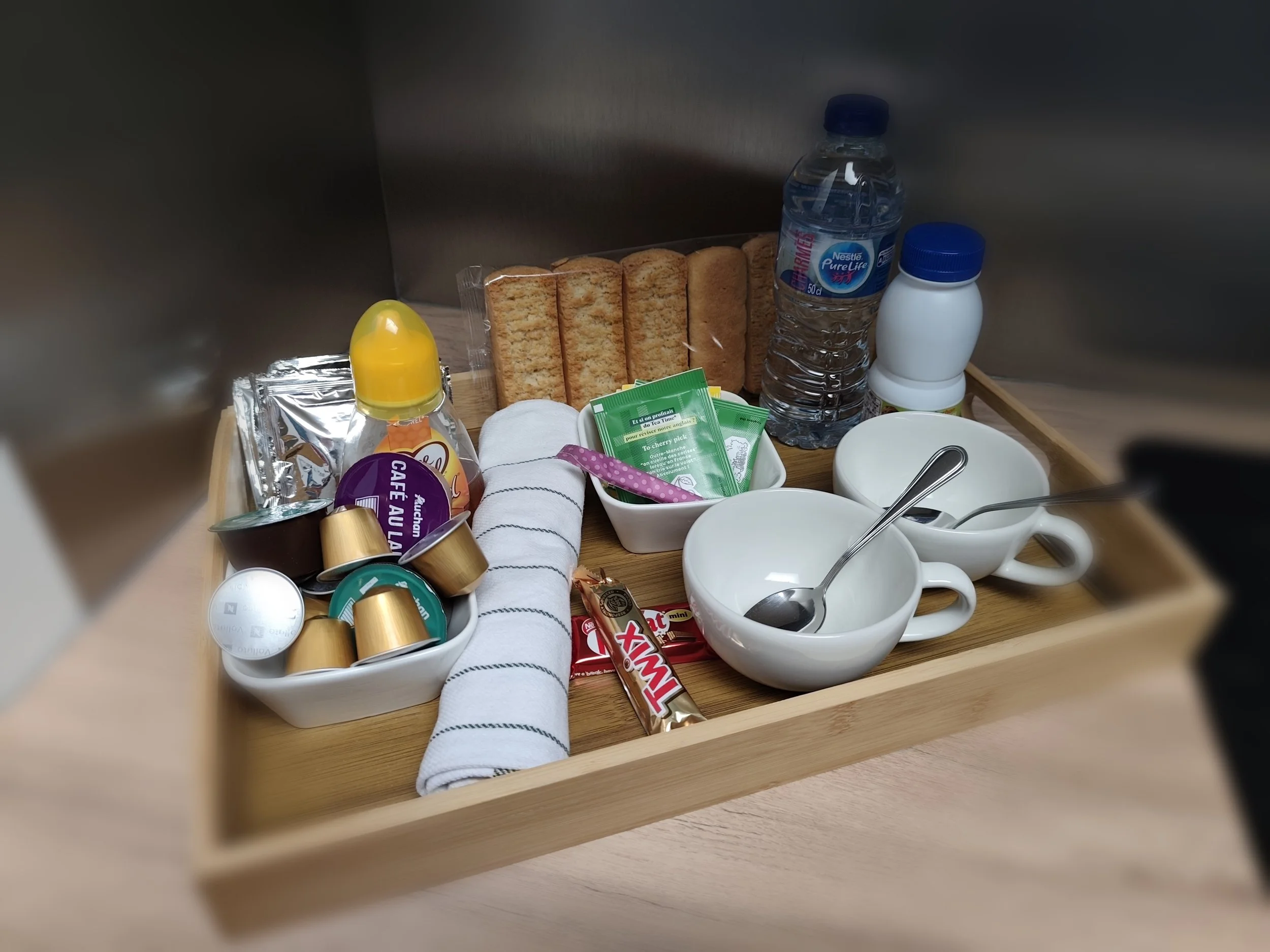 Plateau petit-déjeuner avec cafés, biscuits, eau et attentions offertes à la Villa Donuts.