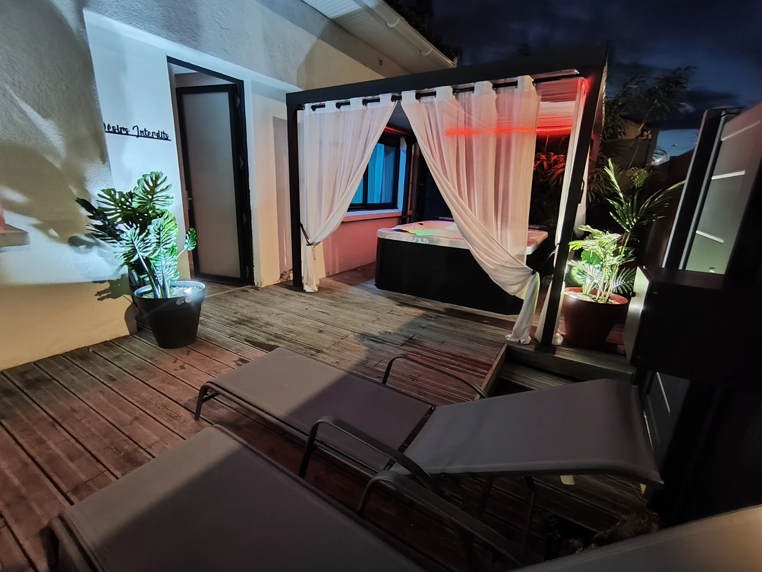 Terrasse avec jacuzzi spa extérieur dans une love room romantique en Haute-Garonne