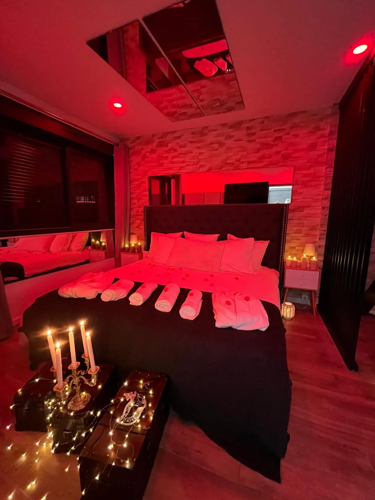 Grande chambre king size de la Villa Donuts love room près de Toulouse avec ambiance romantique