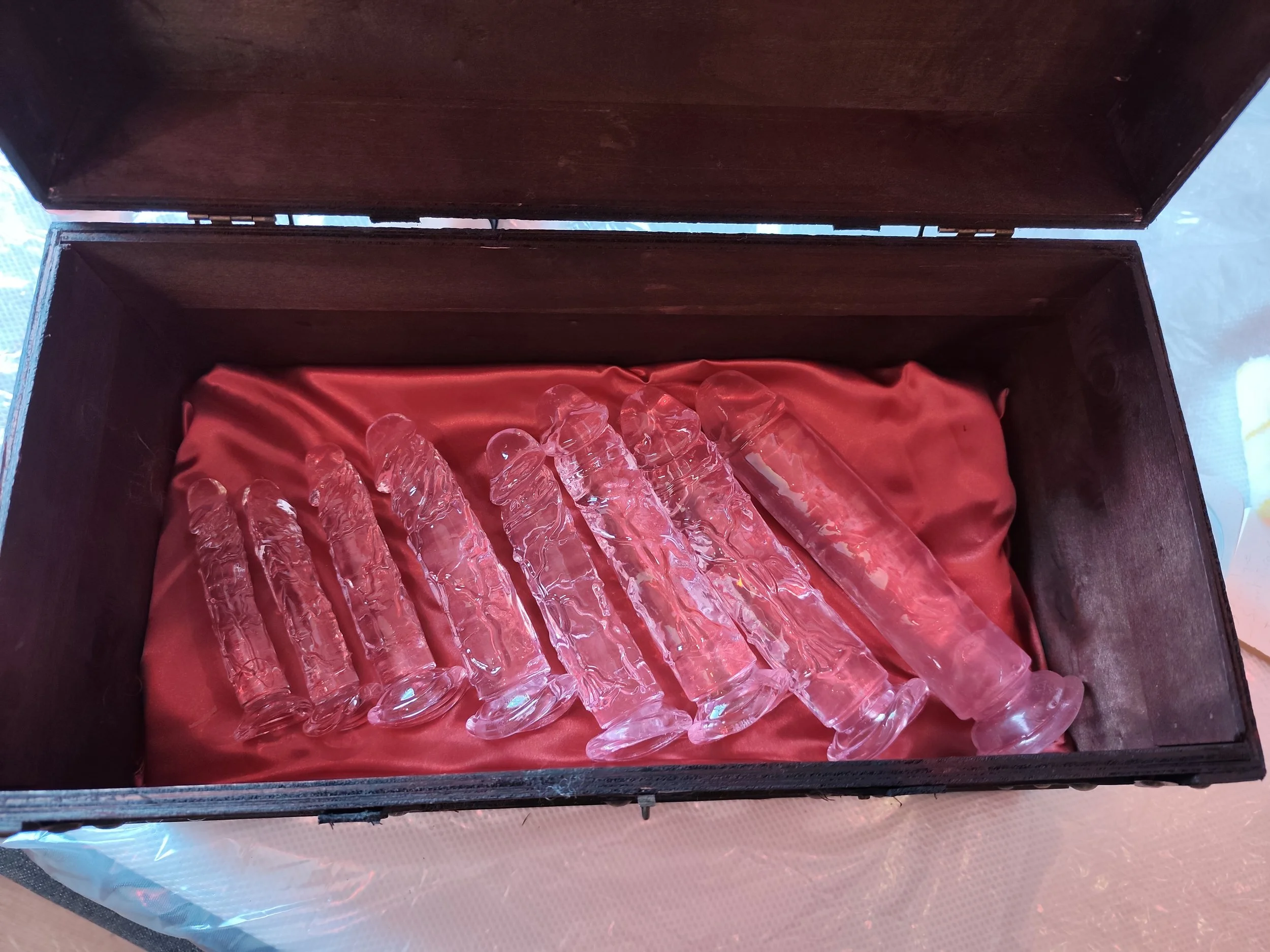 Accessoire romantique disposé dans un coffre dans la love room Villa Donuts près de Toulouse.