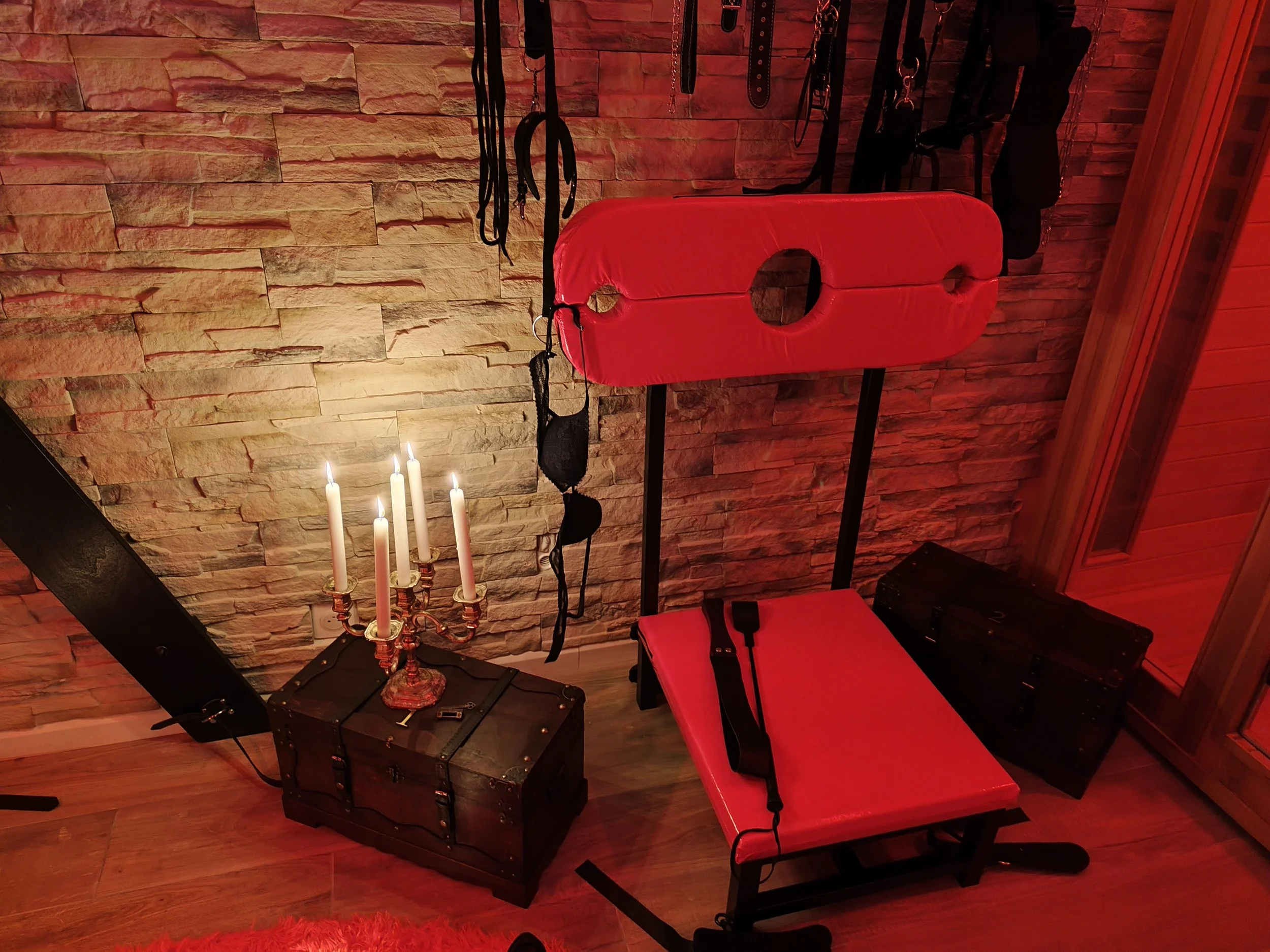 Mobilier exclusif de la galerie donjon dans la love room Villa Donuts avec ambiance immersive