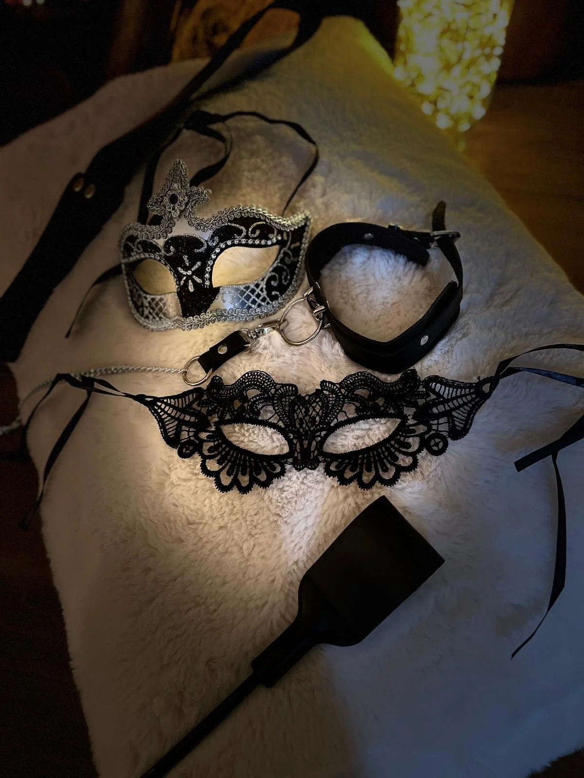 Masques et accessoires d’ambiance romantique dans la love room Villa Donuts près de Toulouse.