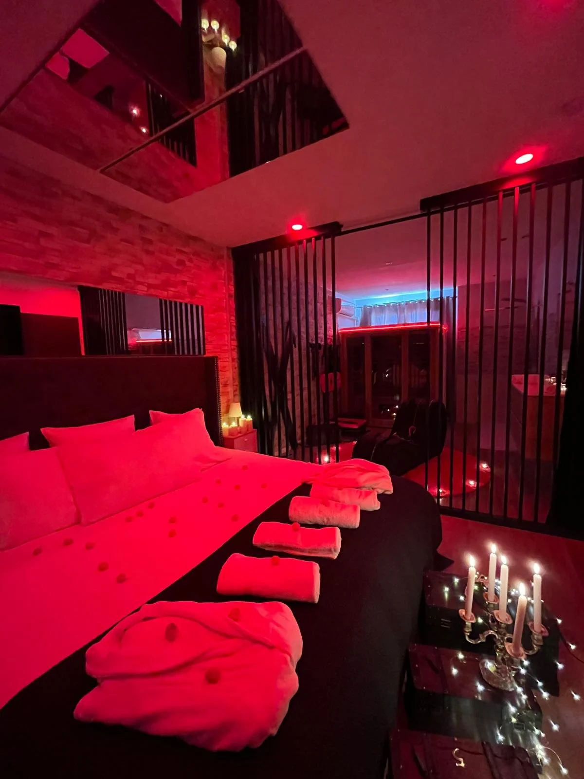 Lit king size romantique dans la love room La Villa Donuts avec décoration intime près de Toulouse