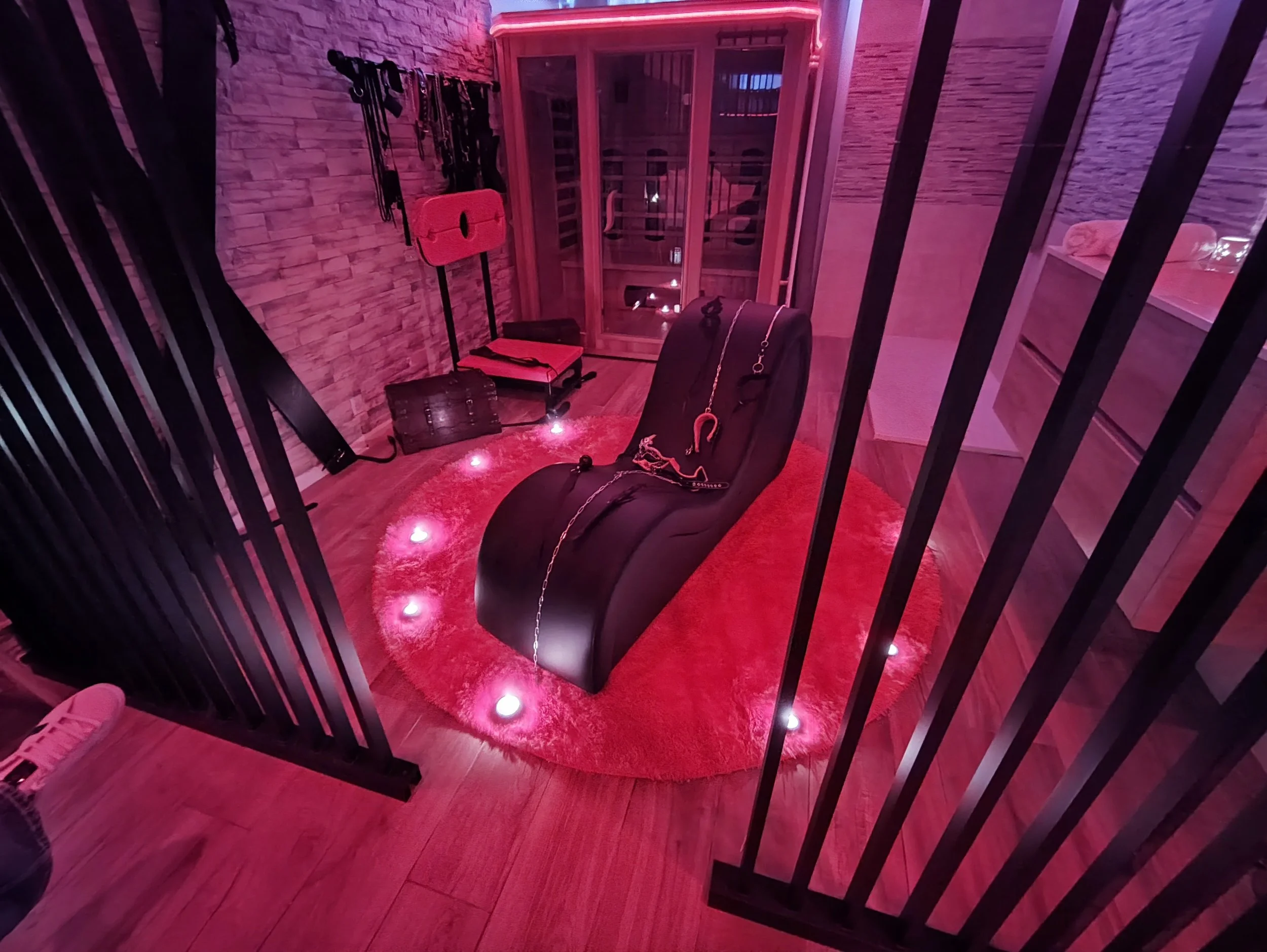 Love room avec espace donjon et décoration intime près de Toulouse à la Villa Donuts