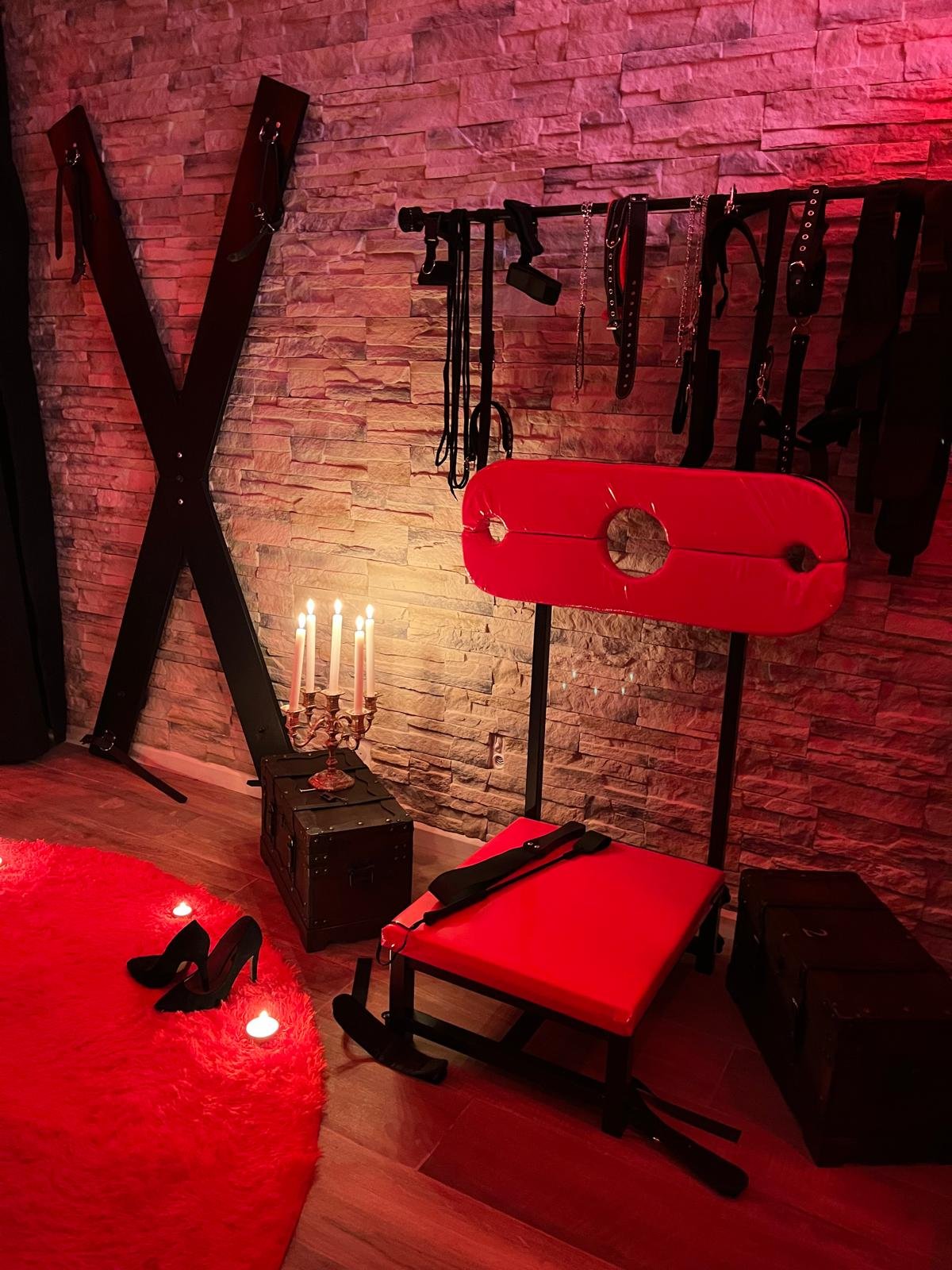 Accessoires d’ambiance romantique dans la love room Villa Donuts à Mons près de Toulouse