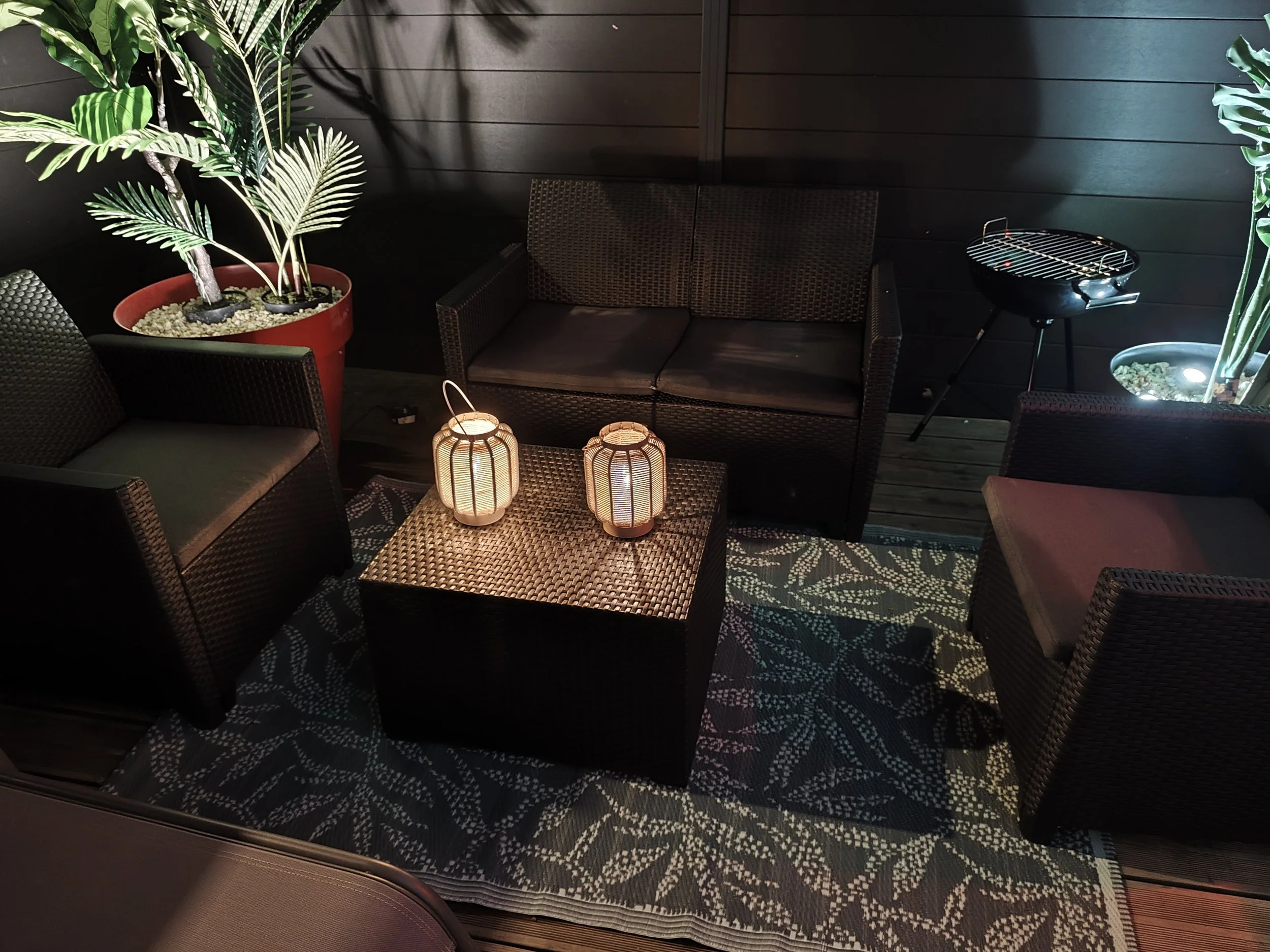 Salon extérieur de nuit avec lanternes et ambiance intime à la Villa Donuts près de Toulouse.
