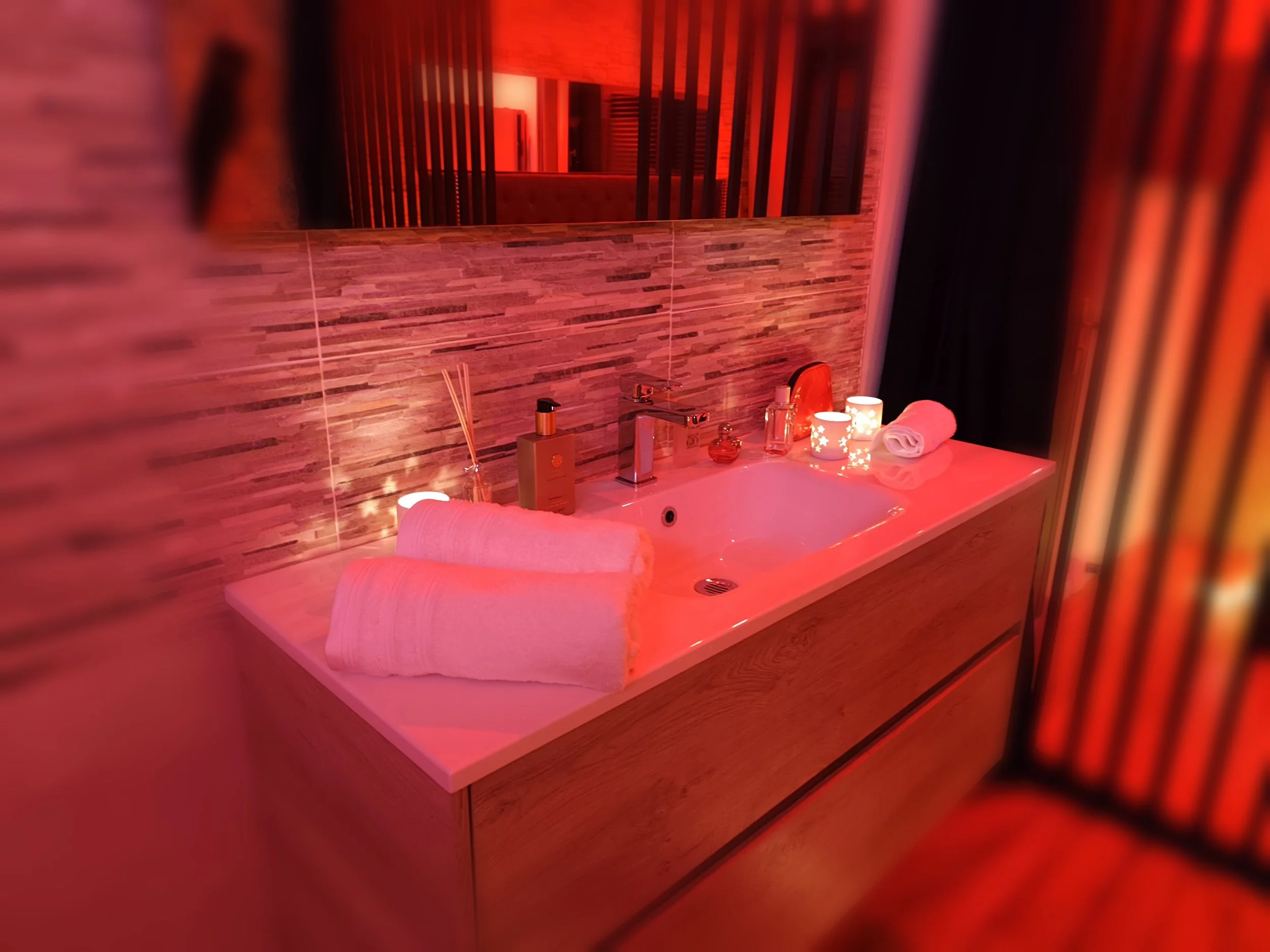 Salle d’eau design avec miroirs dans la love room haut de gamme Villa Donuts