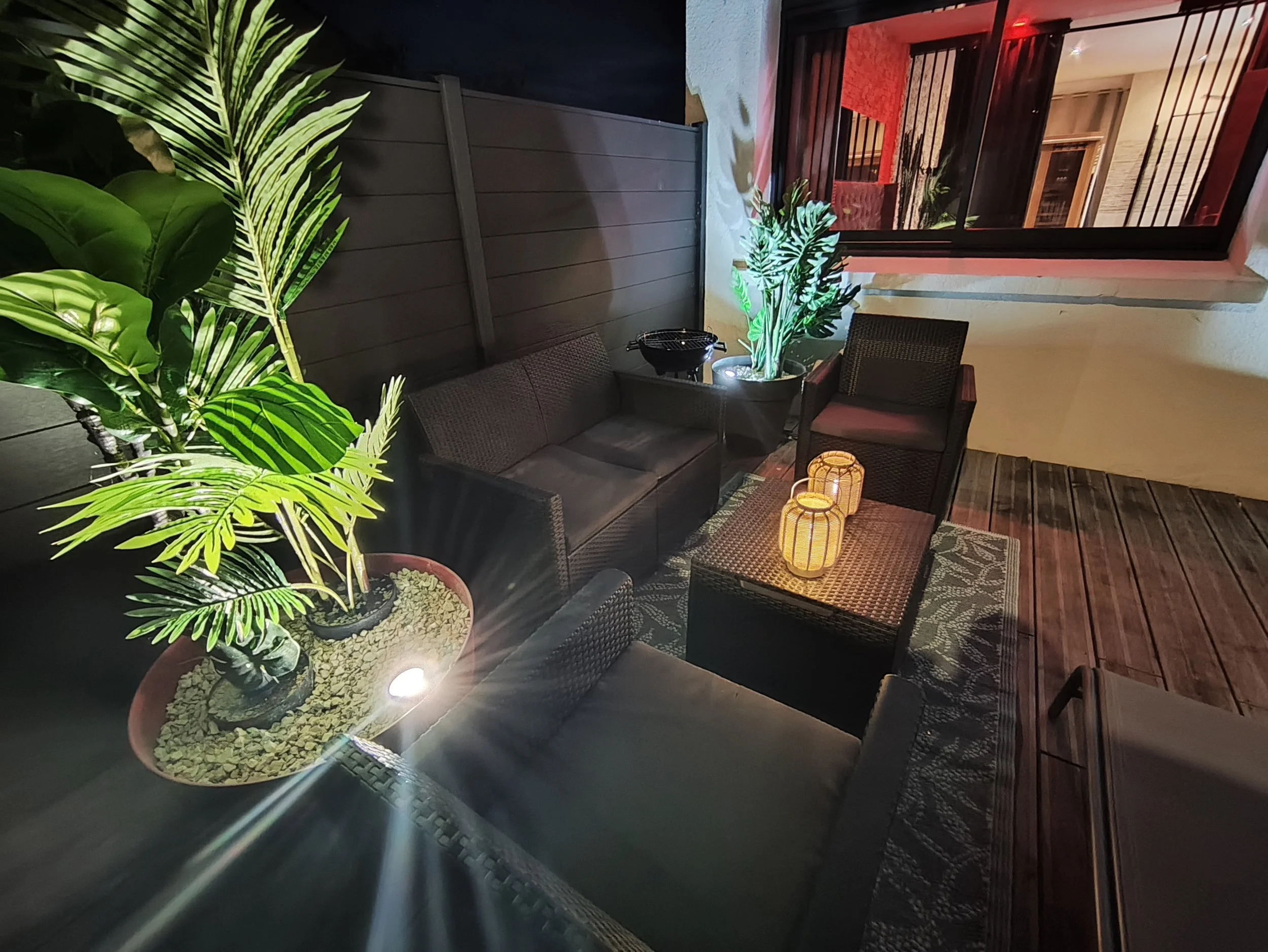 Ambiance romantique en soirée sur la terrasse jacuzzi de la Villa Donuts près de Toulouse