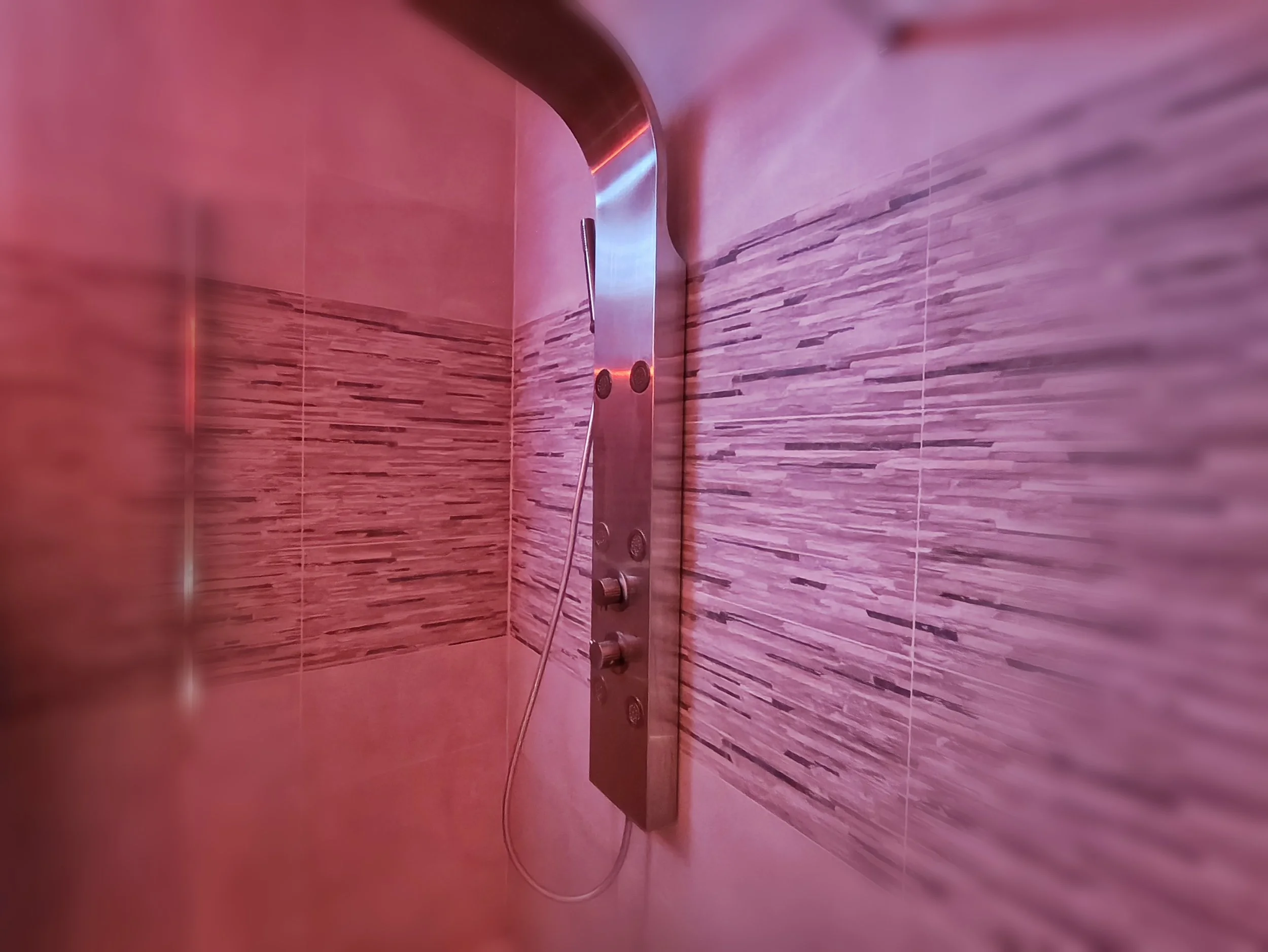 Douche XXL avec jets hydromassants dans la love room Villa Donuts proche de Toulouse