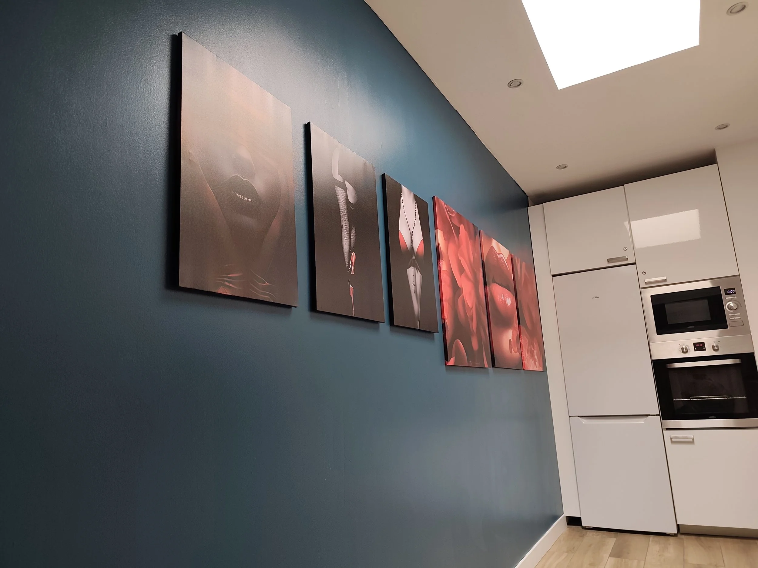 Cuisine équipée de la Villa Donuts avec décoration moderne et ambiance love room.