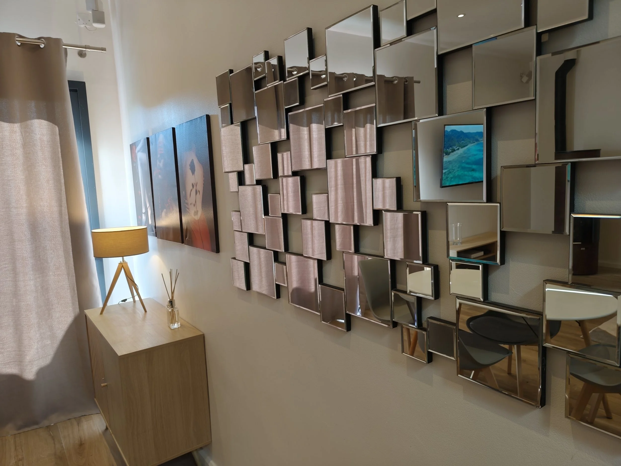 Décoration murale avec miroirs dans la Villa Donuts, love room romantique près de Toulouse.