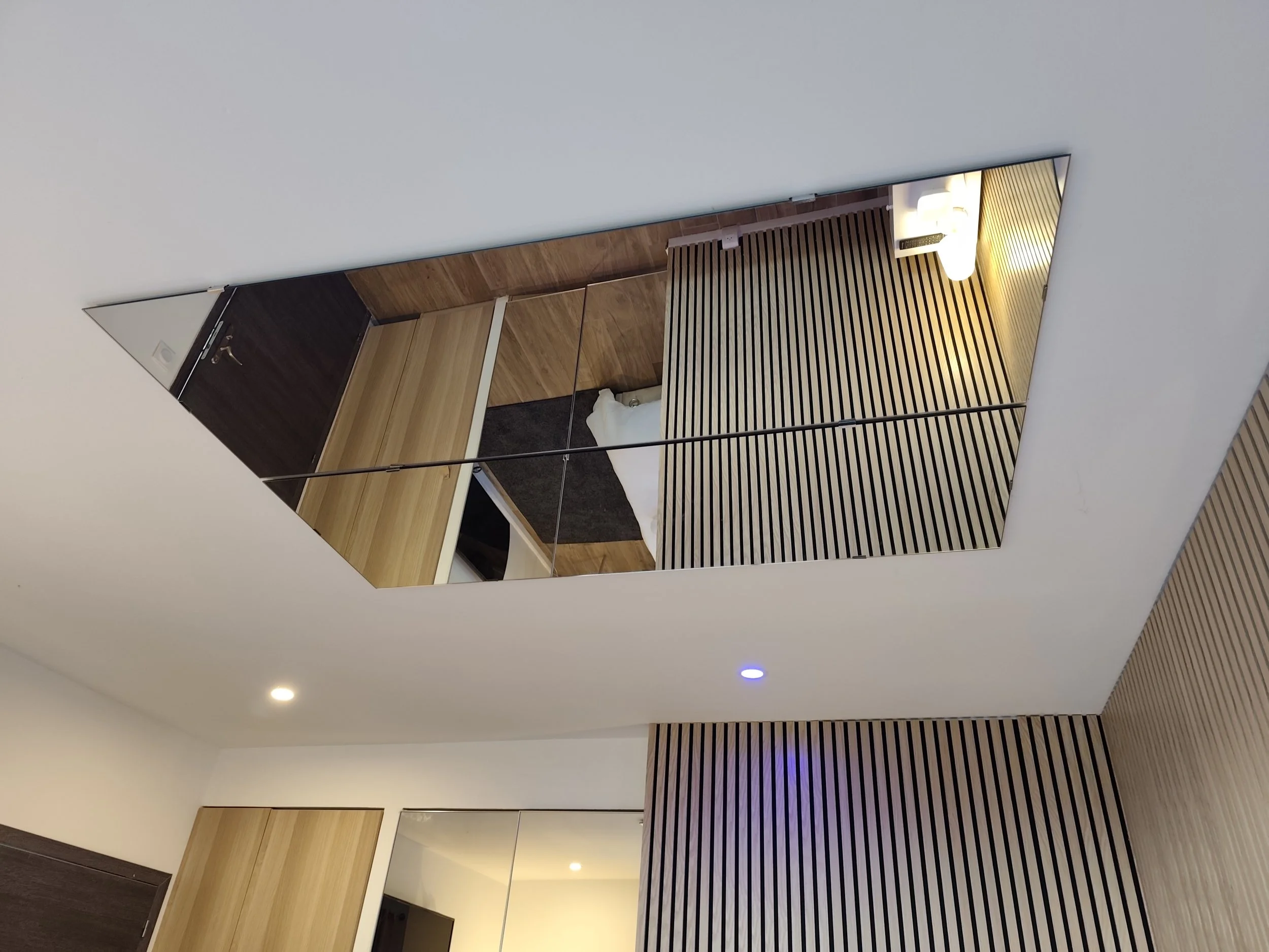 Love room avec lit XXL et ambiance intime pour escapade romantique près de Toulouse