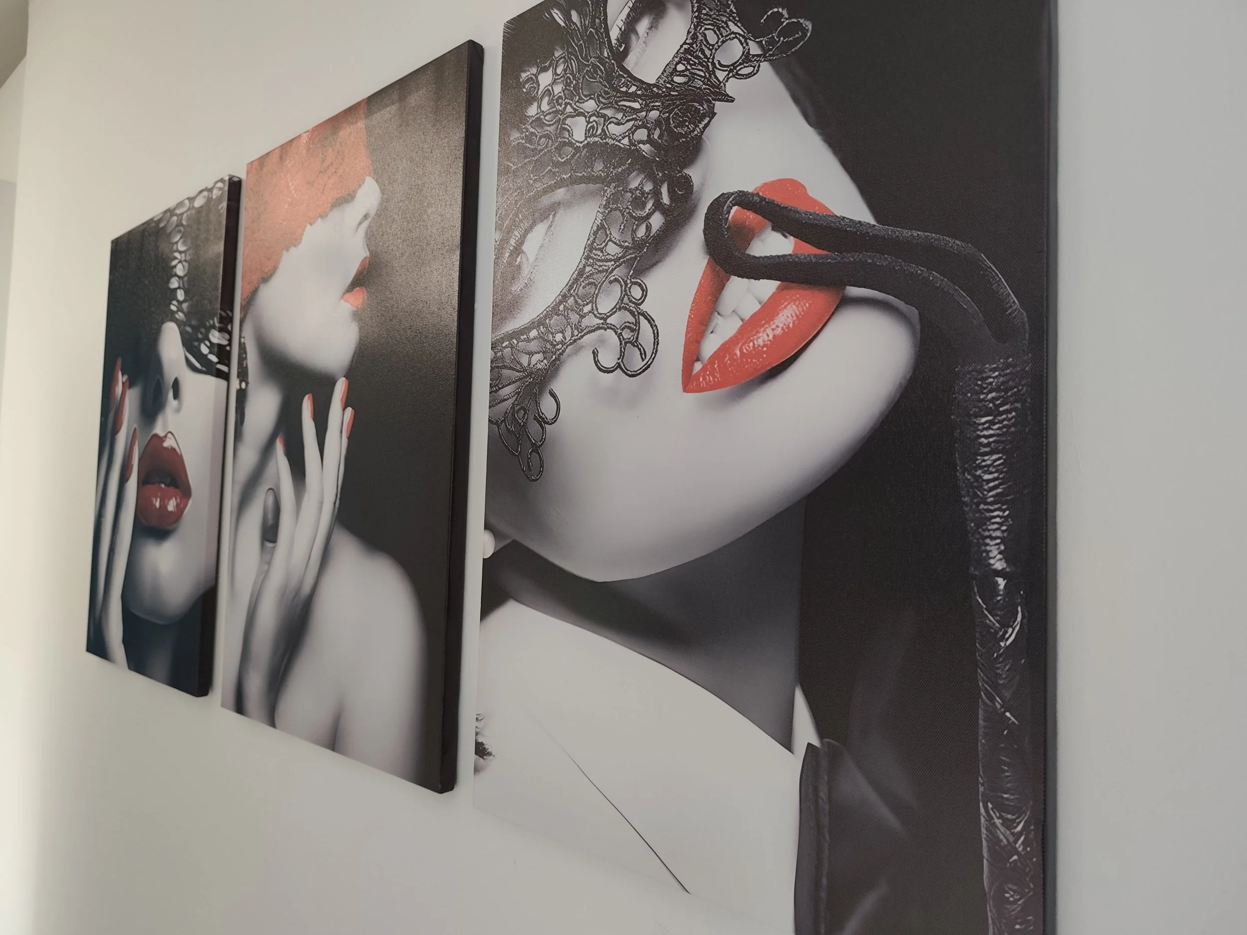 Tableaux glamour rouges et noirs pour une décoration élégante de love room.