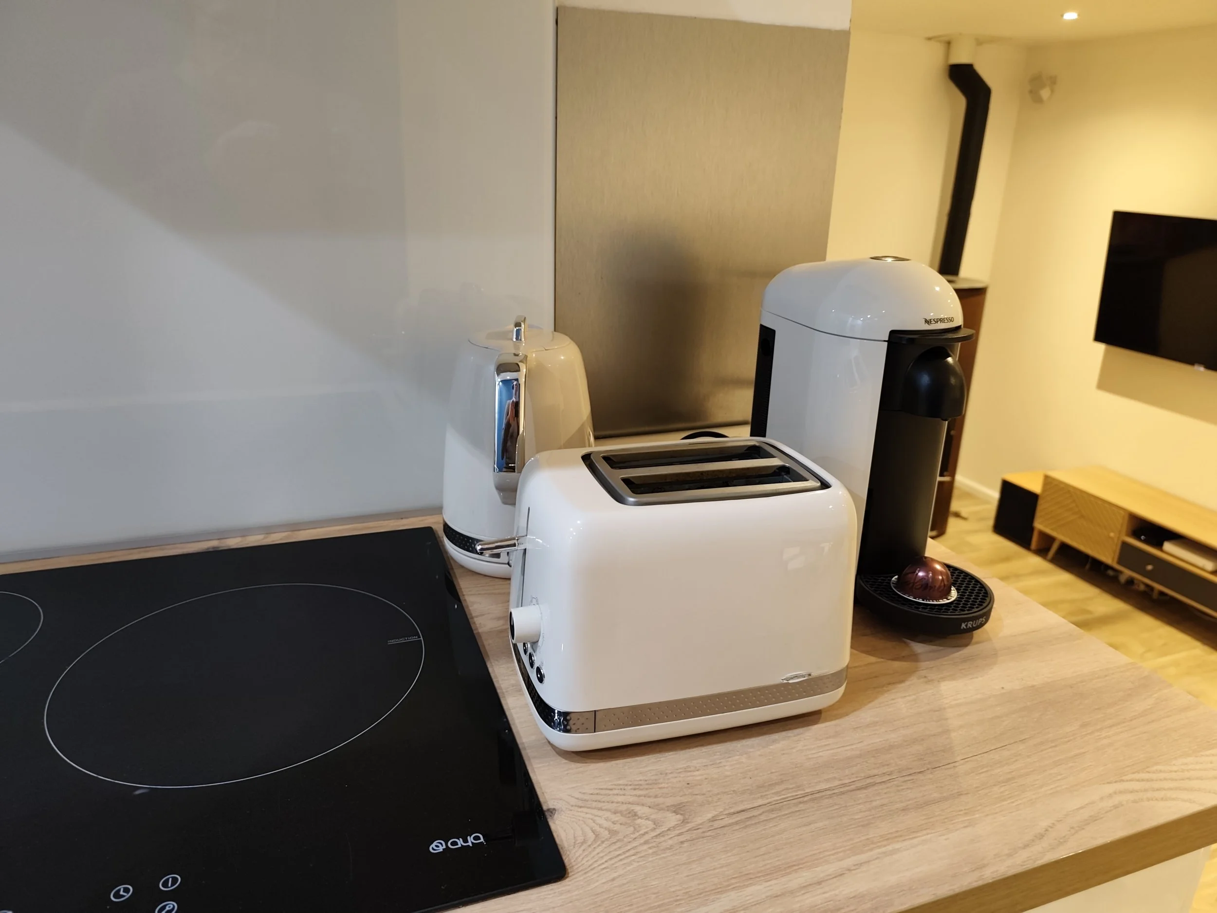 Coin café avec machine Nespresso, grille-pain et cuisine équipée à la Villa Donuts.