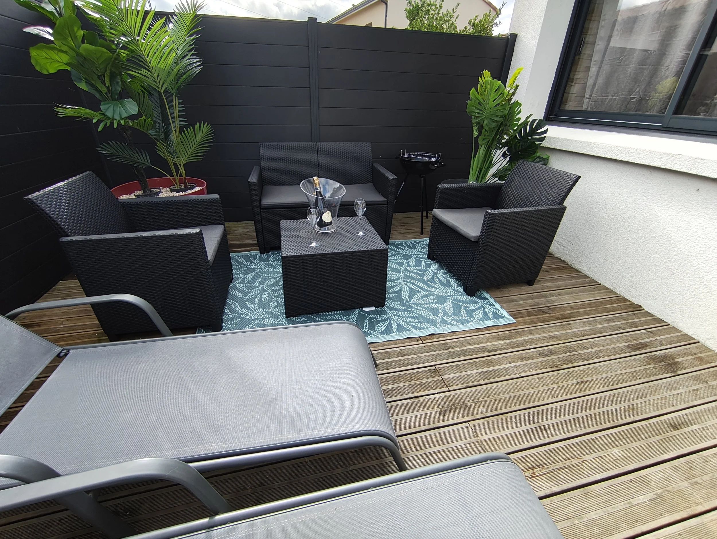 Salon de jardin élégant sur la terrasse de la Villa Donuts avec jacuzzi privatif