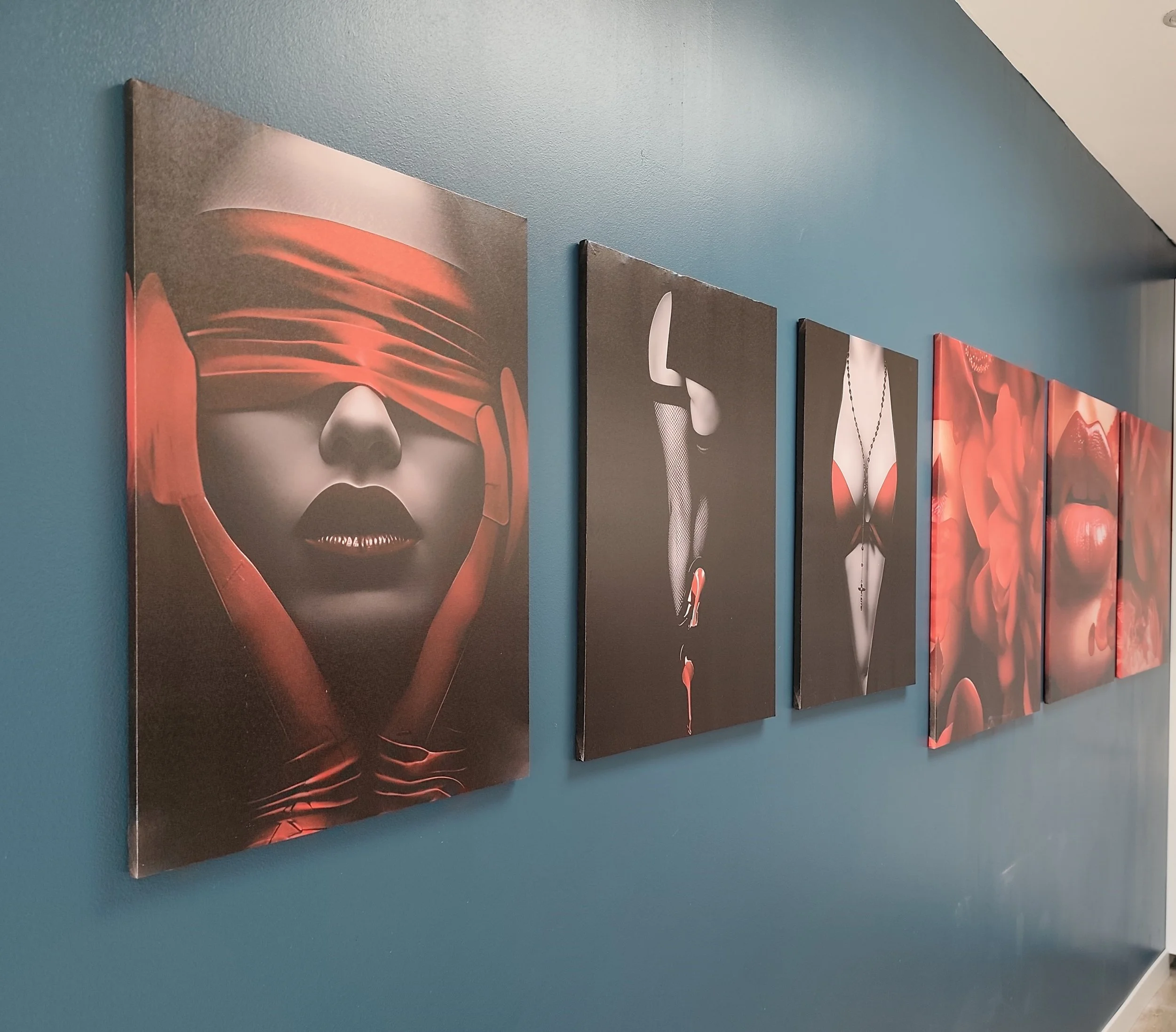 Tableaux décoratifs rouges et noirs dans l’ambiance romantique de la Villa Donuts.