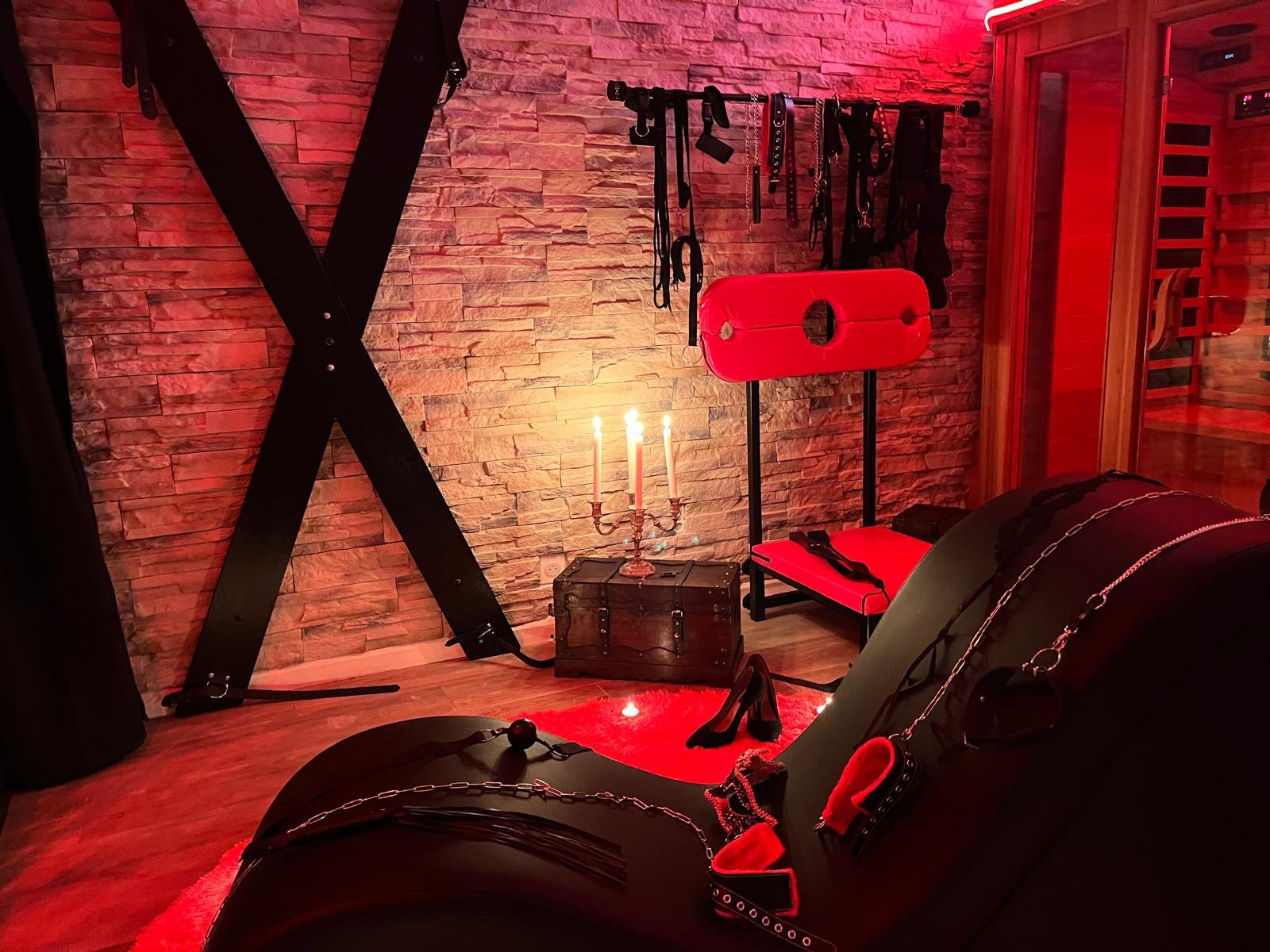 Espace donjon élégant dans la love room Villa Donuts pour un séjour insolite en couple