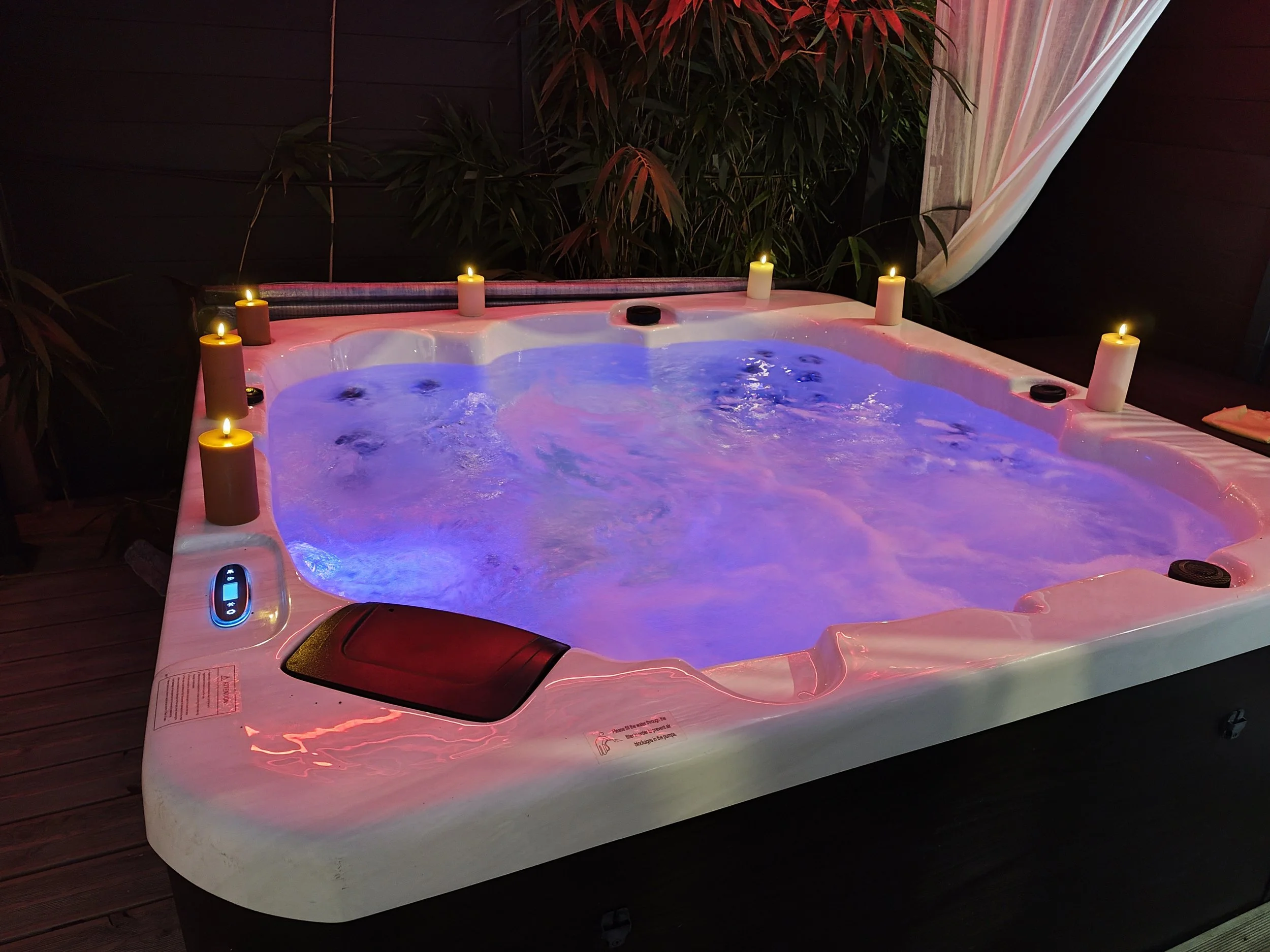Jacuzzi privatif extérieur de la love room près de Toulouse pour un séjour romantique