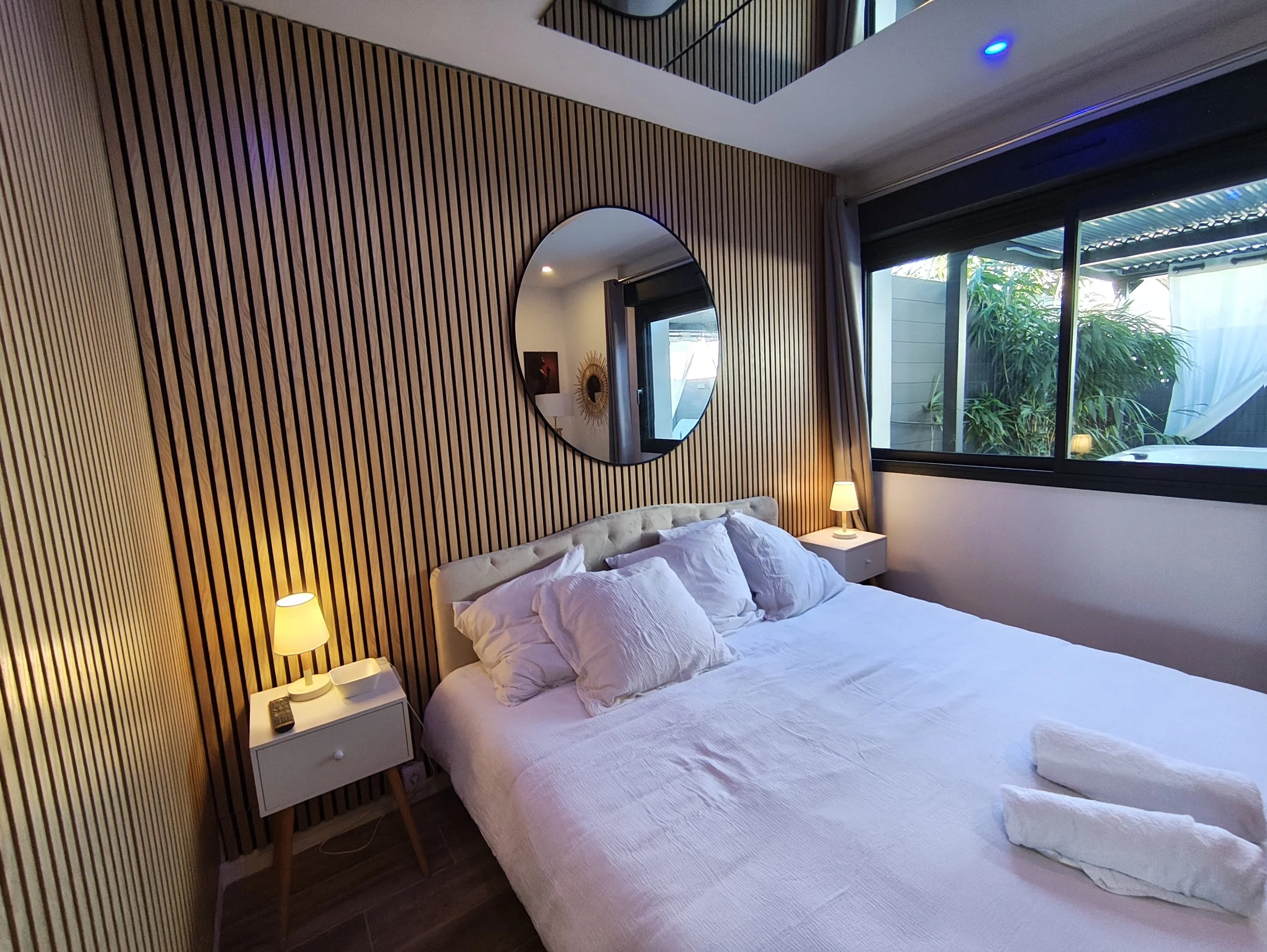 Love room idéale pour une nuit amoureuse avec jacuzzi privatif et grand lit