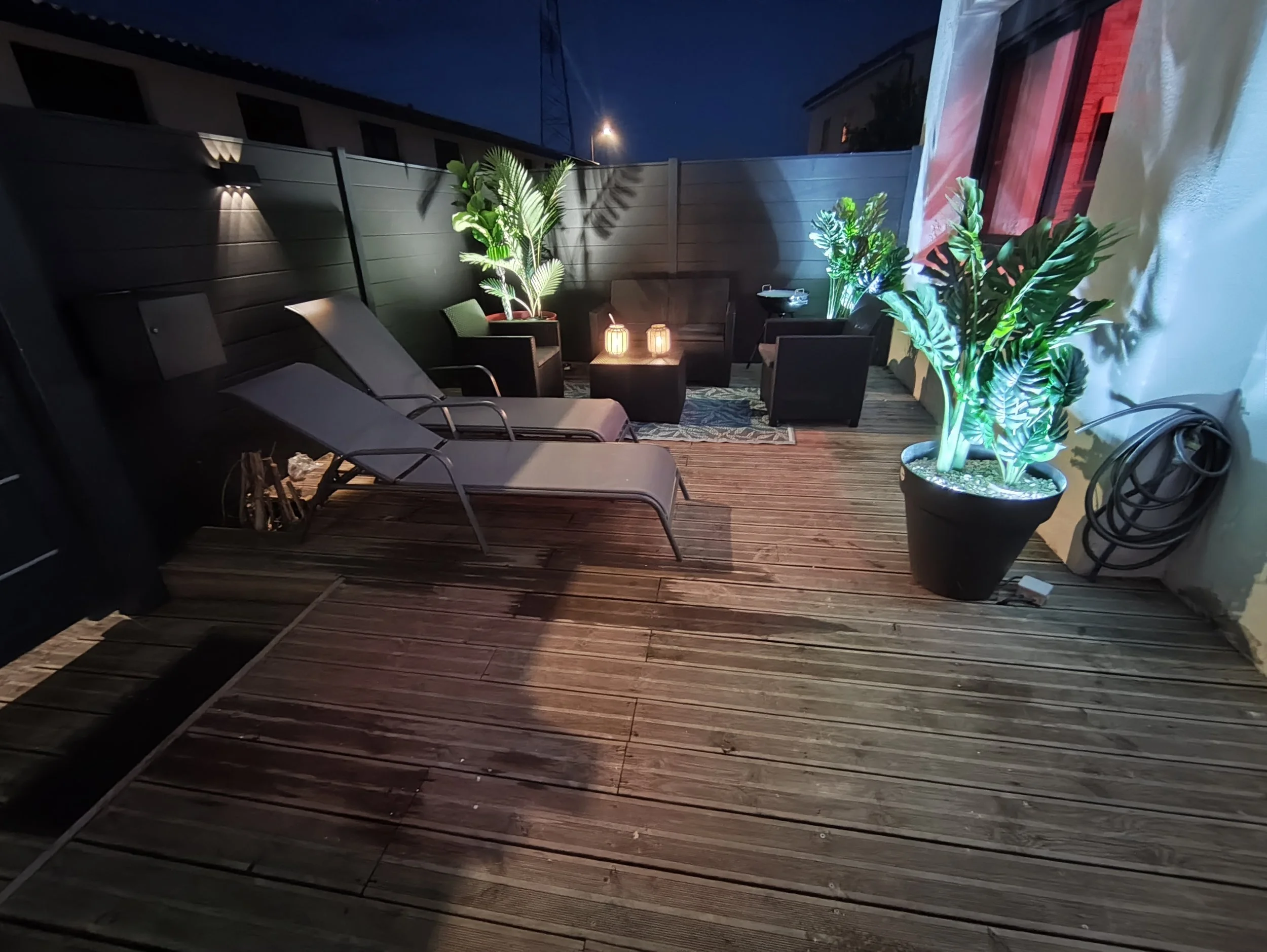 terrasse avec Transats , salon de jardin et lumière tamisée