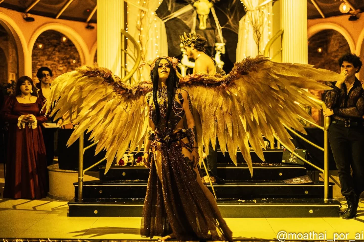 Noites frias e escuras no fundo do&nbsp;quintal,
Mata fechada ou na beira do canal
Atr&aacute;s das folhas das bananeiras
Olha a rasga mortalha!
Voc&ecirc; viu?
&Eacute; a Matinta Perera!
Quando ela passa te deixa enfeiti&ccedil;ado.
...
Na beira do 