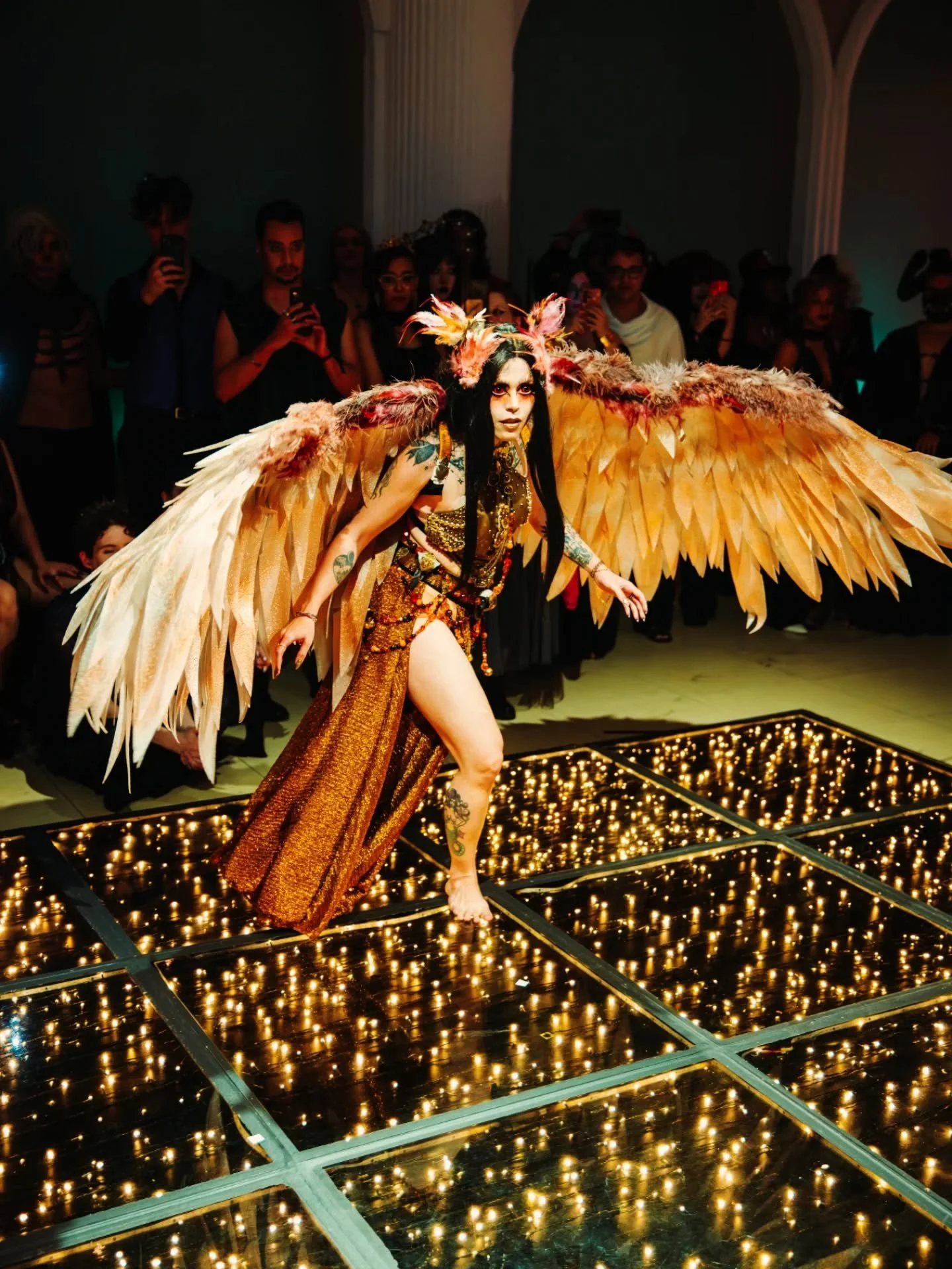 No liminar de todo sonho mora o del&iacute;rio. 
Este projeto demorou 11 meses para ficar pronto, s&oacute; eu sei o quanto foi arrebatador e o quanto ele consumiu da minha mente, do meu tempo, da minha ess&ecirc;ncia. 
Deixei os detalhes nos destaqu