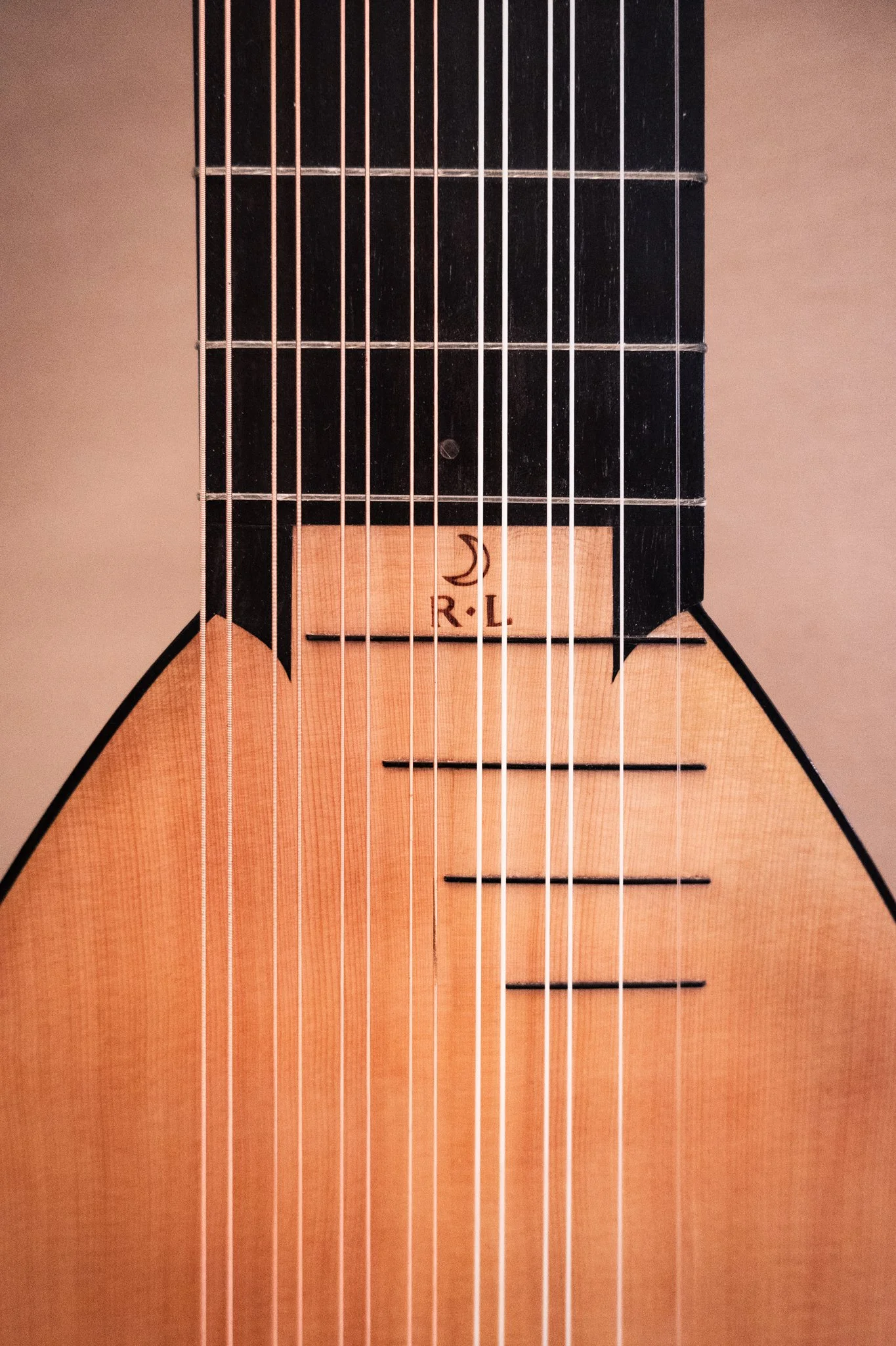 Bildausschnitt einer Laute im Übergang vom Körper zum Griffbrett.