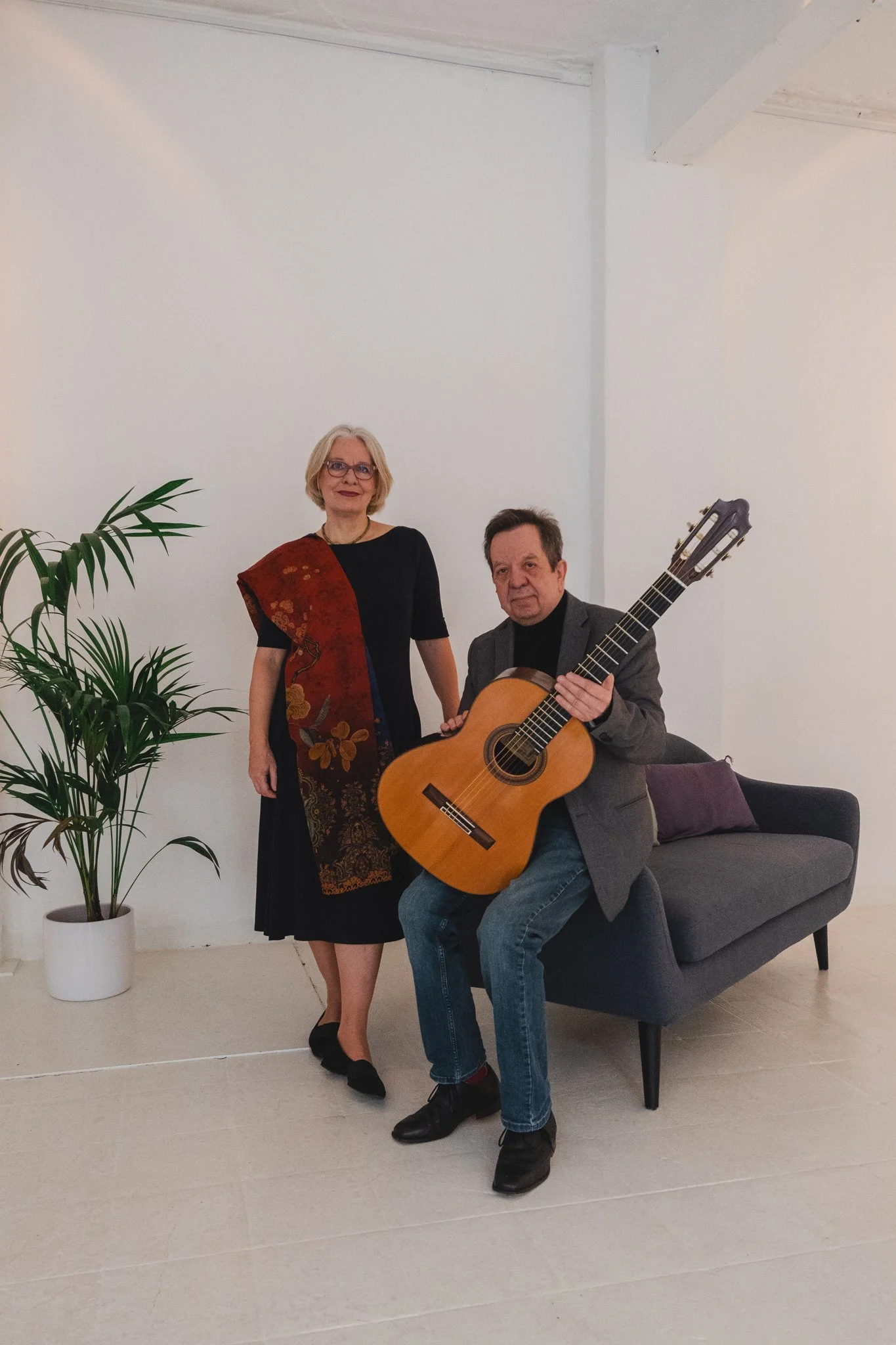 Foto von Sängerin Sylvia Bleimund und Joachim Schrader mit Gitarre.