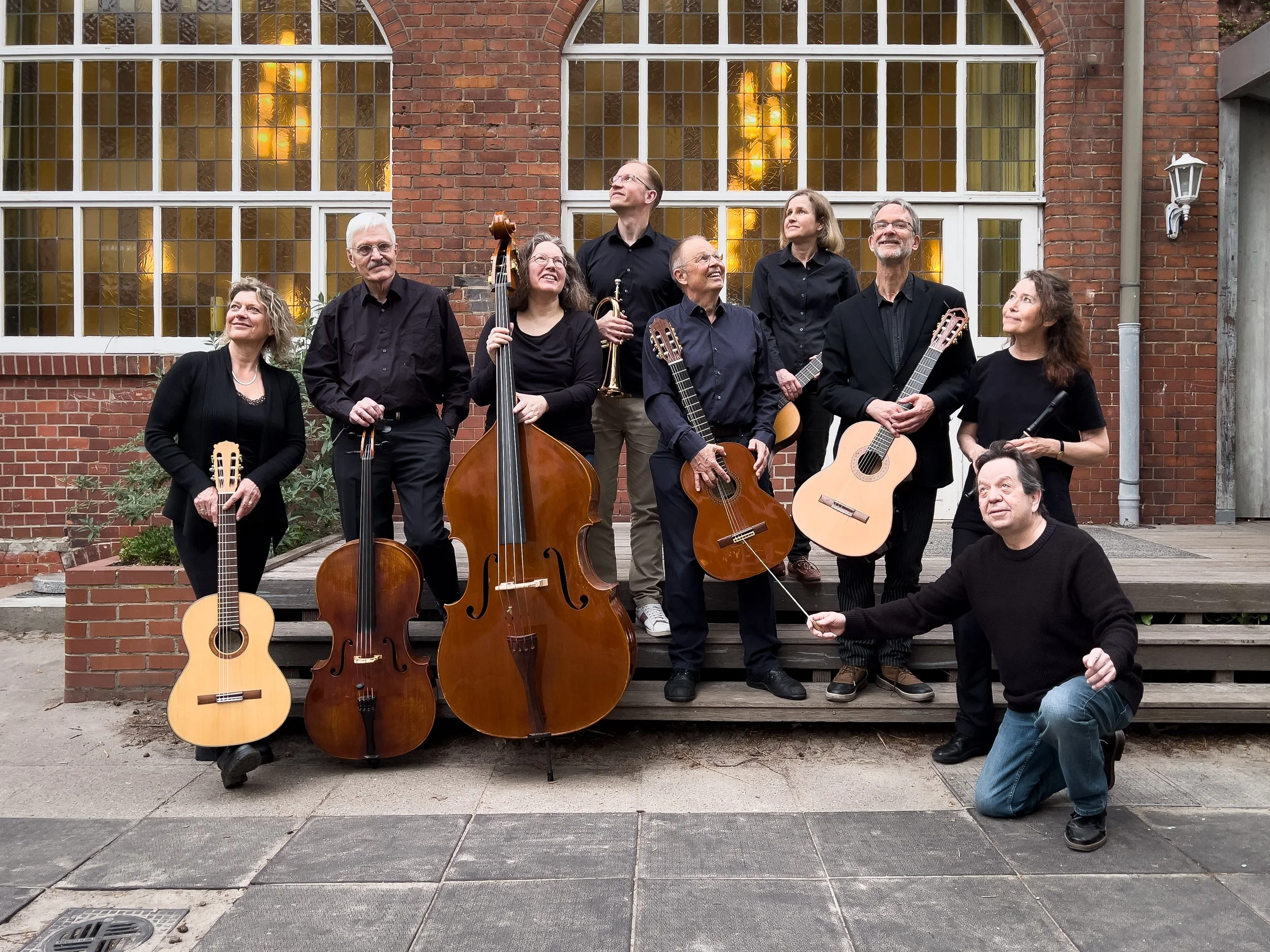 Gruppenbild eines Ensembles (Camerata Trinitatis) mit ihren Instrumenten.