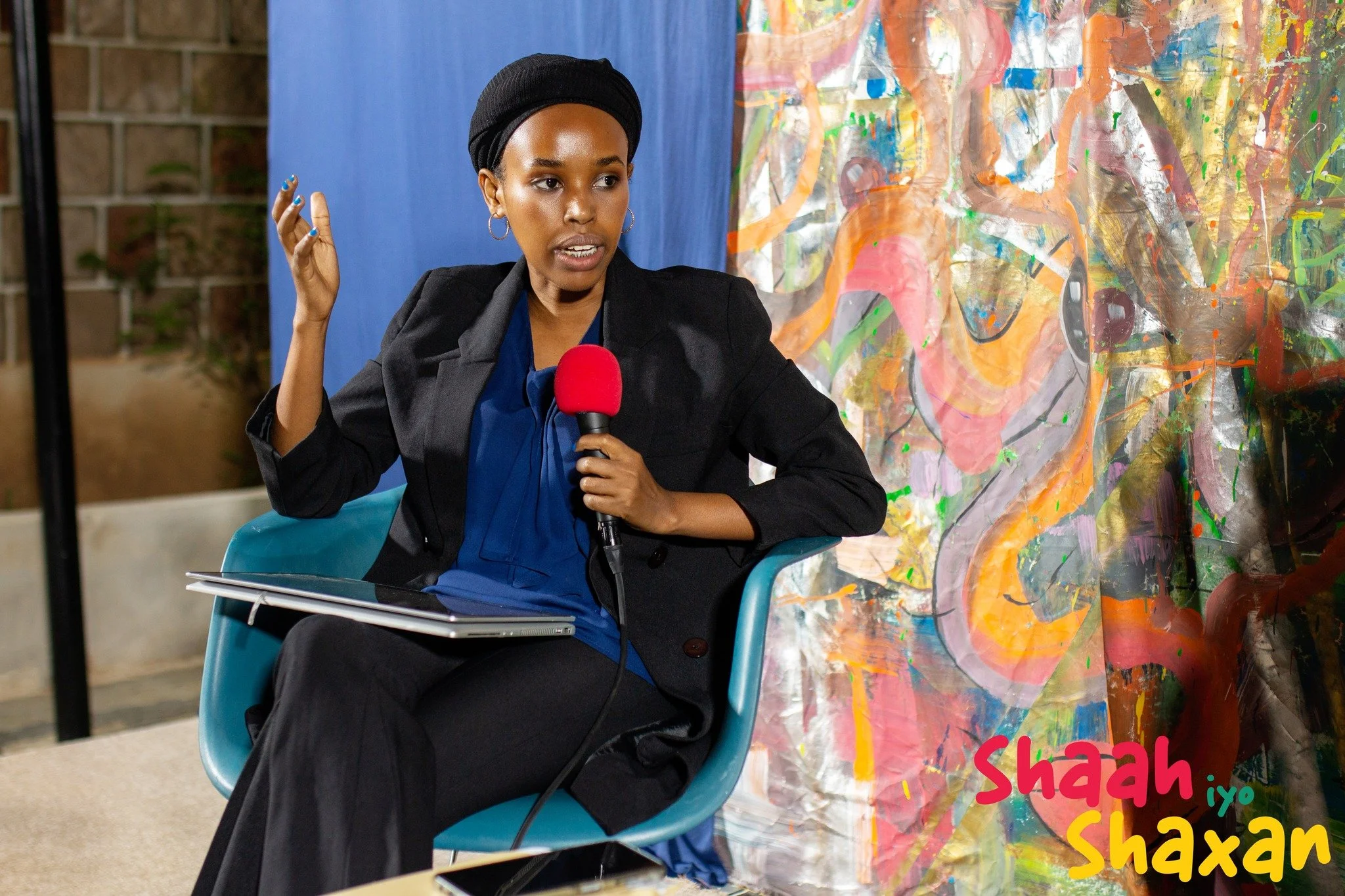 Hadda Shaah iyo Shaxan ka dhagayso baraha Podcasts-ka laga dhagaysto. 

Qeybtan waxaa marti ku ah Halgan Daahir , waxaana daadihinaysa Aasiya Siciid. oo ay buugga UDUDSI ee Halgan qortay ka sheekeesaniyaan. Waxa kale oo qeybtan ka muuqataa Samsam Qan