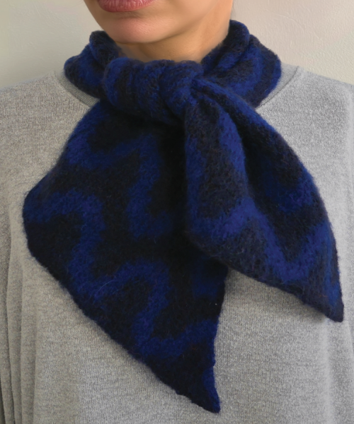 Blue long scarf.png