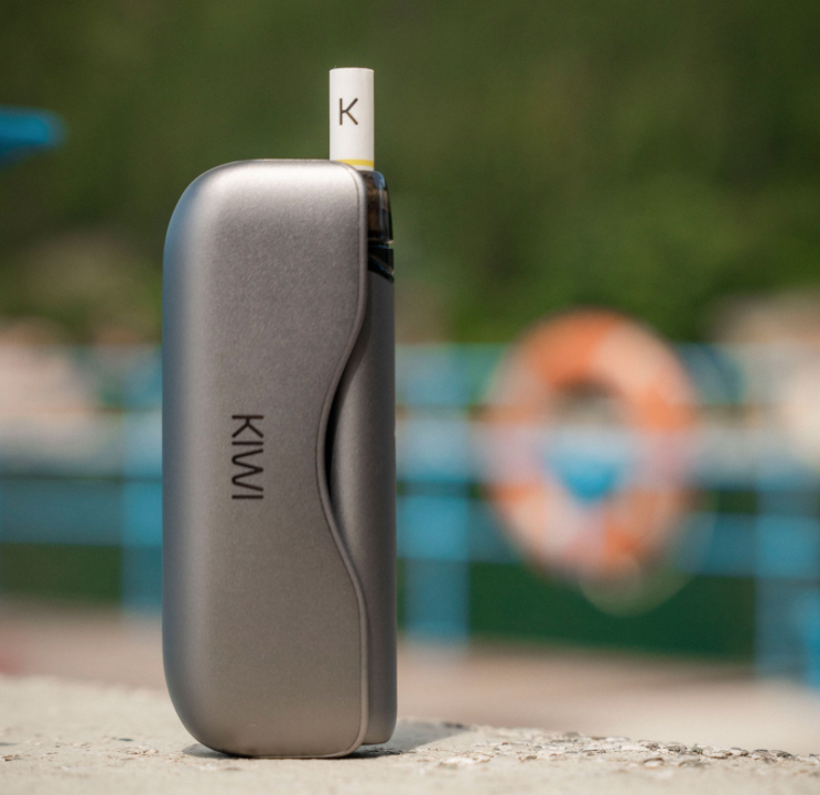 Vaporizzatore KIWI con pod inserito vicino alla piscina – Svapo Firenze negozio svapo Firenze.