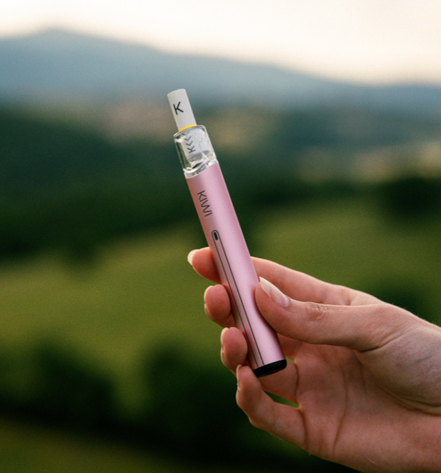 Sigaretta elettronica KIWI rosa tenuta in mano al tramonto – vendita sigarette elettroniche Firenze Svapo Firenze.