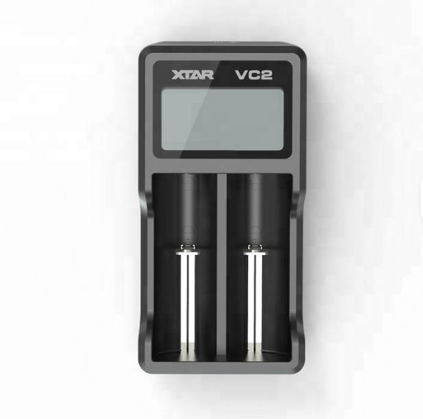 Caricabatterie XTAR per batterie ricaricabili da sigarette elettroniche.
