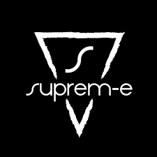 Logo con triangolo e la scritta "suprem-e"