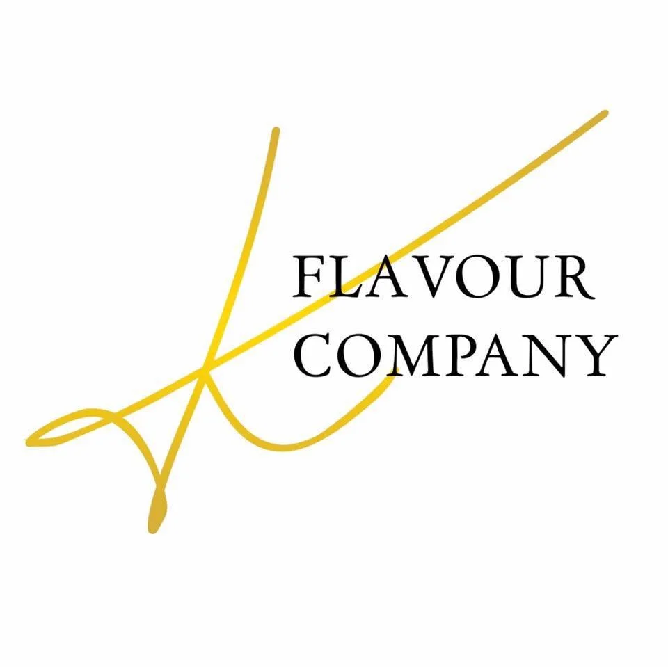 Logo della Flavor Company su sfondo bianco, con linee gialle e testo nero.