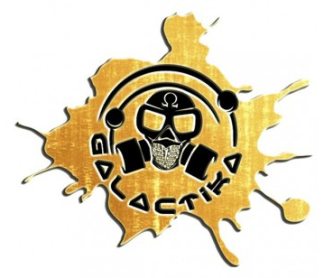 Logo con uno scheletro che indossa cuffie, occhiali da sole e maschera, circondato da cerchi e testo