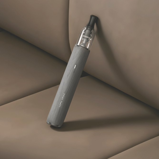 Un vaporizzatore portatile appoggiato su un divano di colore beige.