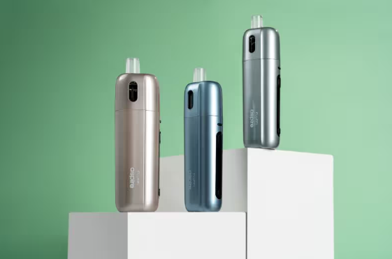 Aspire Fluffi, sigaretta elettronica compatta in tre colori su piedistalli bianchi – disponibile da Svapo Firenze, negozio di sigarette elettroniche a Firenze.