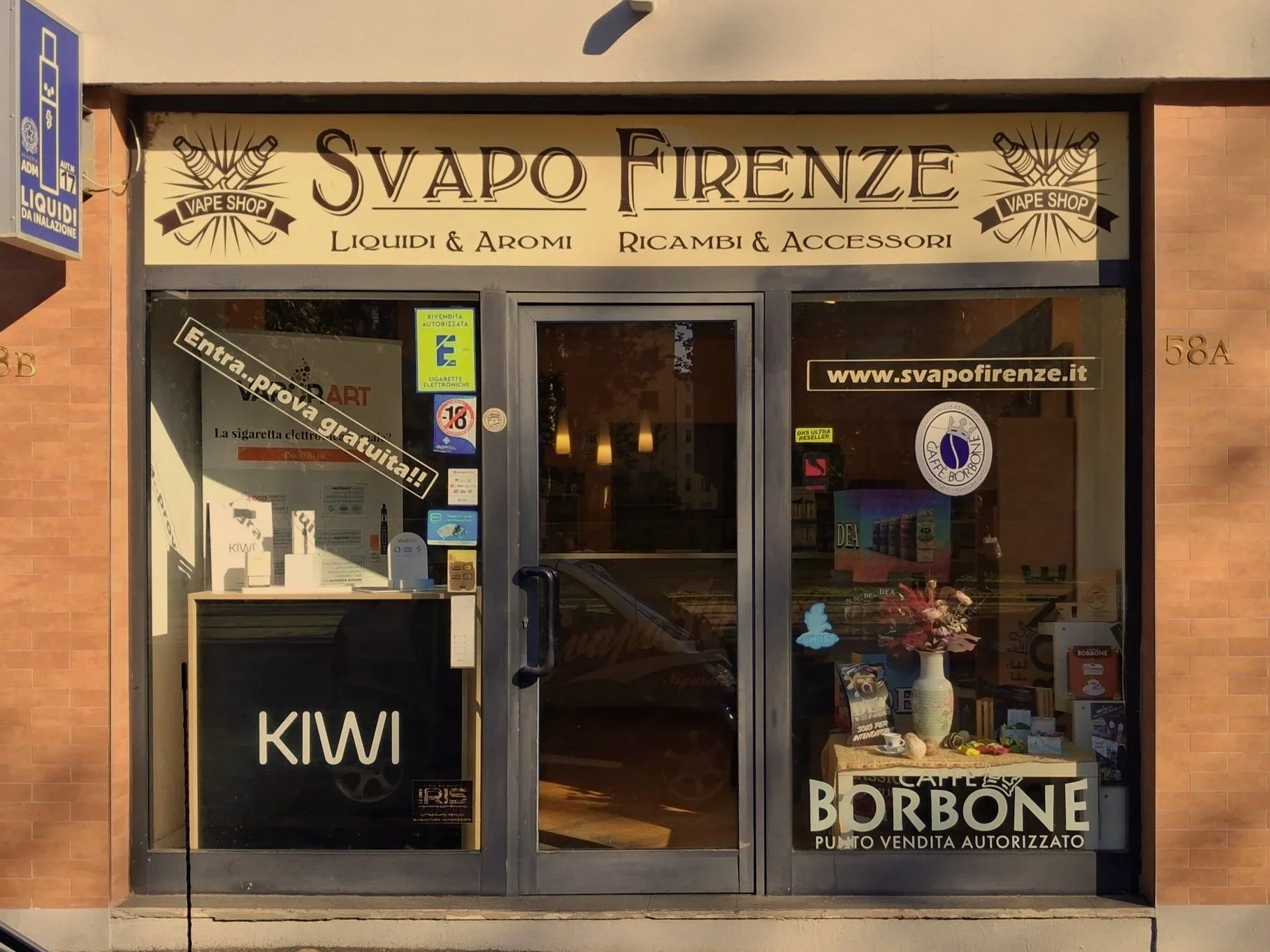 Ingresso del negozio Svapo Firenze, specializzato in sigarette elettroniche, liquidi, aromi e ricambi.