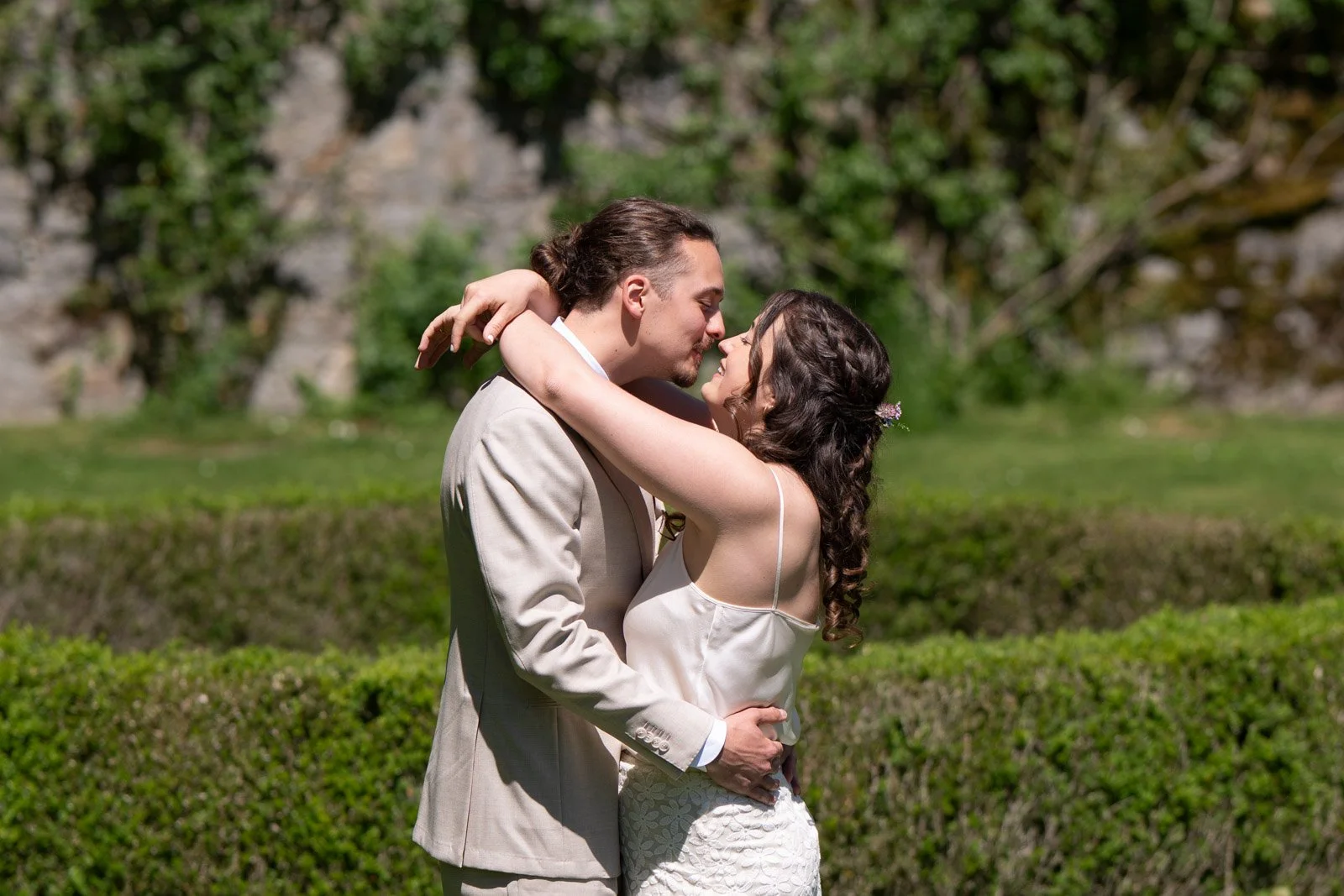 Ein verliebtes Paar küsst sich auf einer grünen Wiese bei sonnigem Wetter in Luzern.