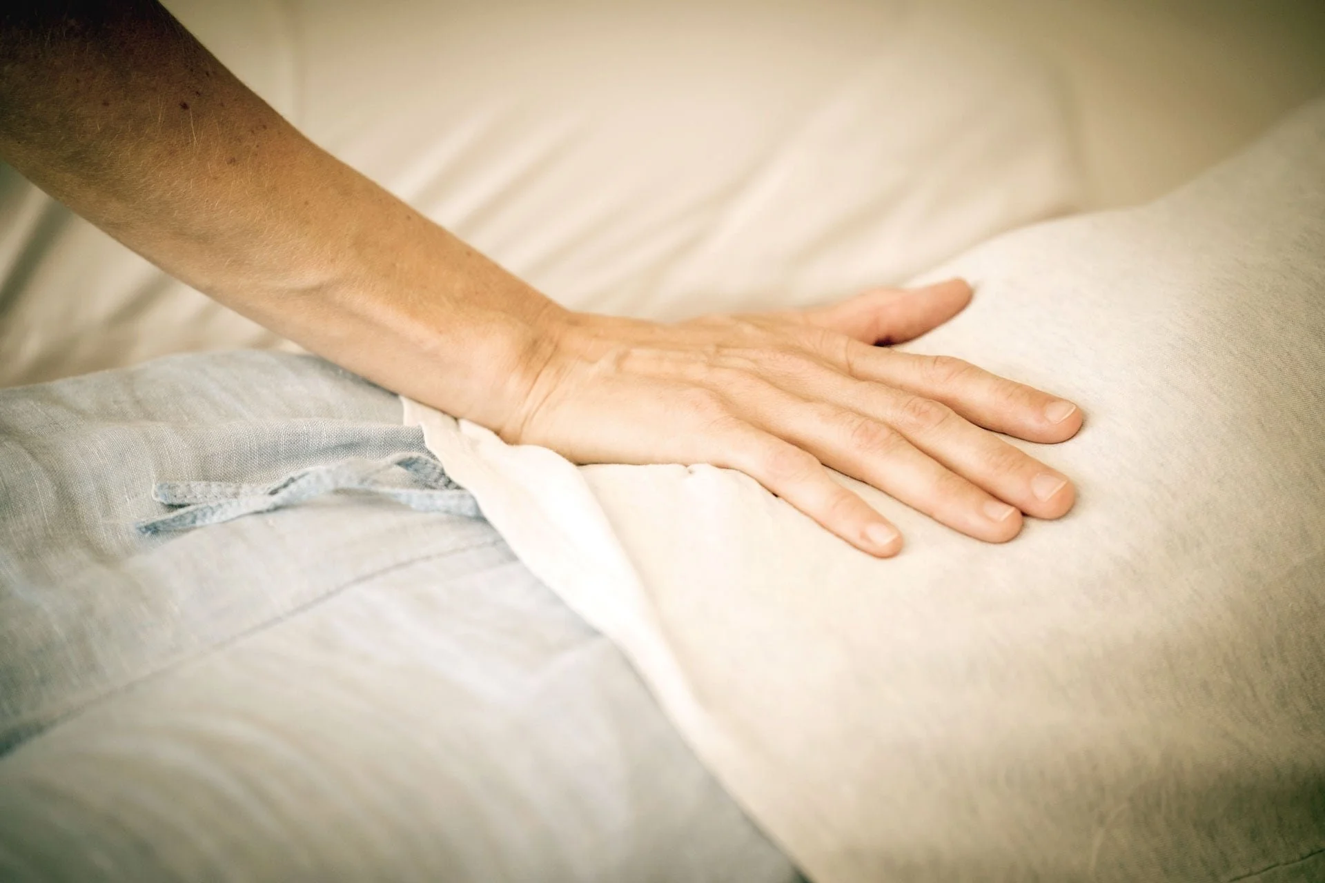 Shiatsu-Behandlung in Luzern auf dem Bauch