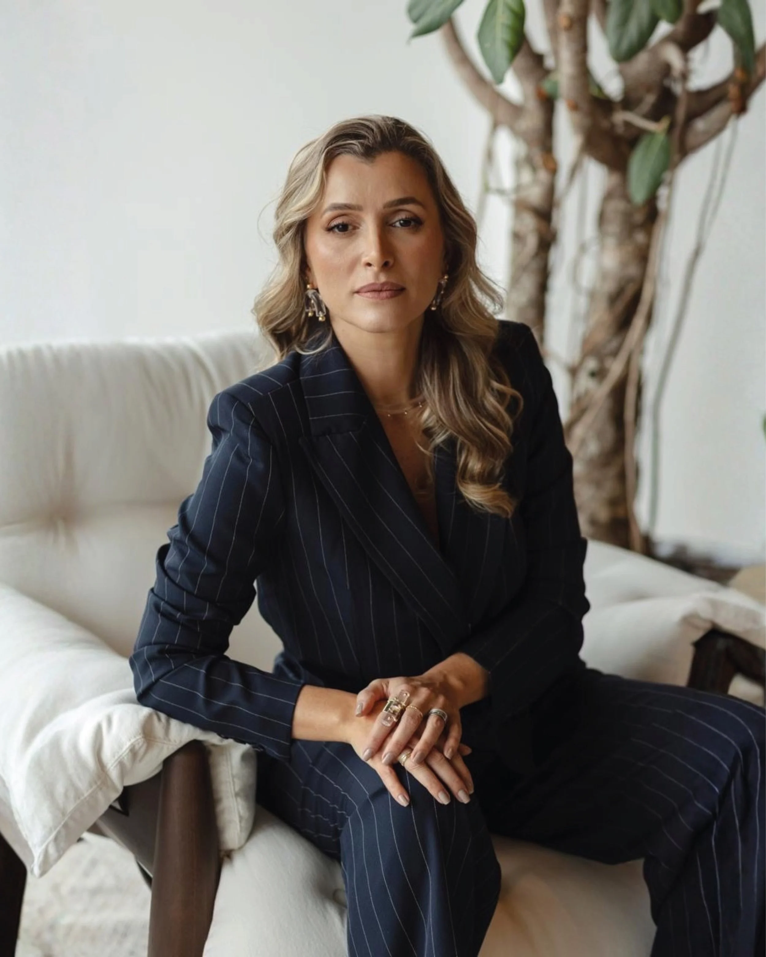 Esse &eacute; o projeto de identidade visual que desenvolvemos para a Tatiane Fernandes Arquitetura, escrit&oacute;rio de Porto Alegre que atua com projetos residenciais, comerciais e de interiores.

O desafio era criar ent&atilde;o, uma marca minima